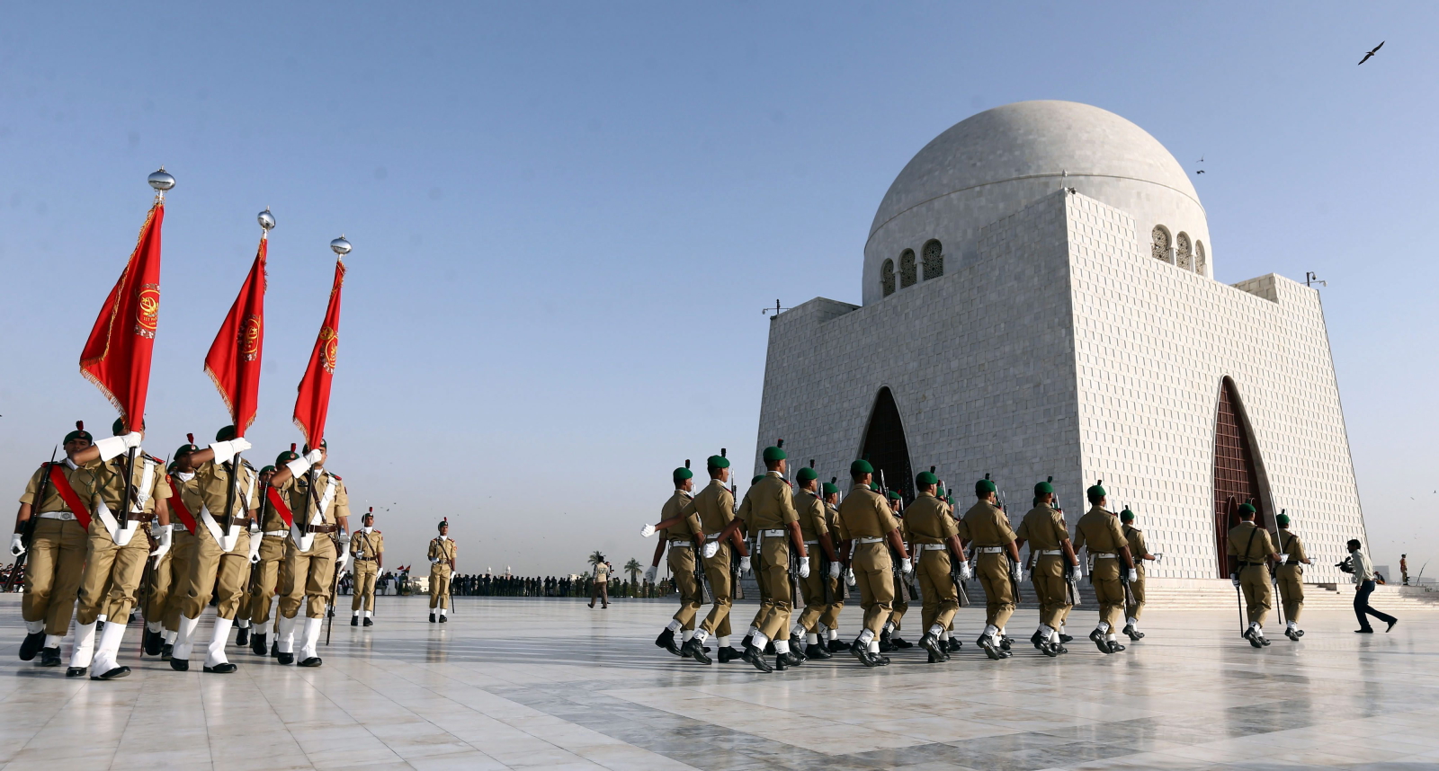 Żołnierze w czasie uroczystości ku czci ojca i założyciela narodu pakistańskiego Quaid-e-Azama Mohammada Ali Jinnaha w Karachi, Pakistan.