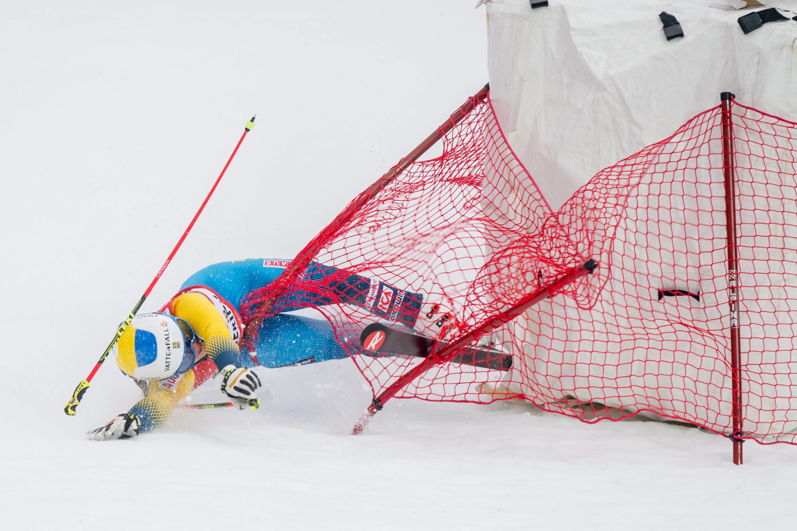 Upadek Marii Pietilae-Holmner w czasie zawodów Pucharu Świata w narciarstwie alpejskim.