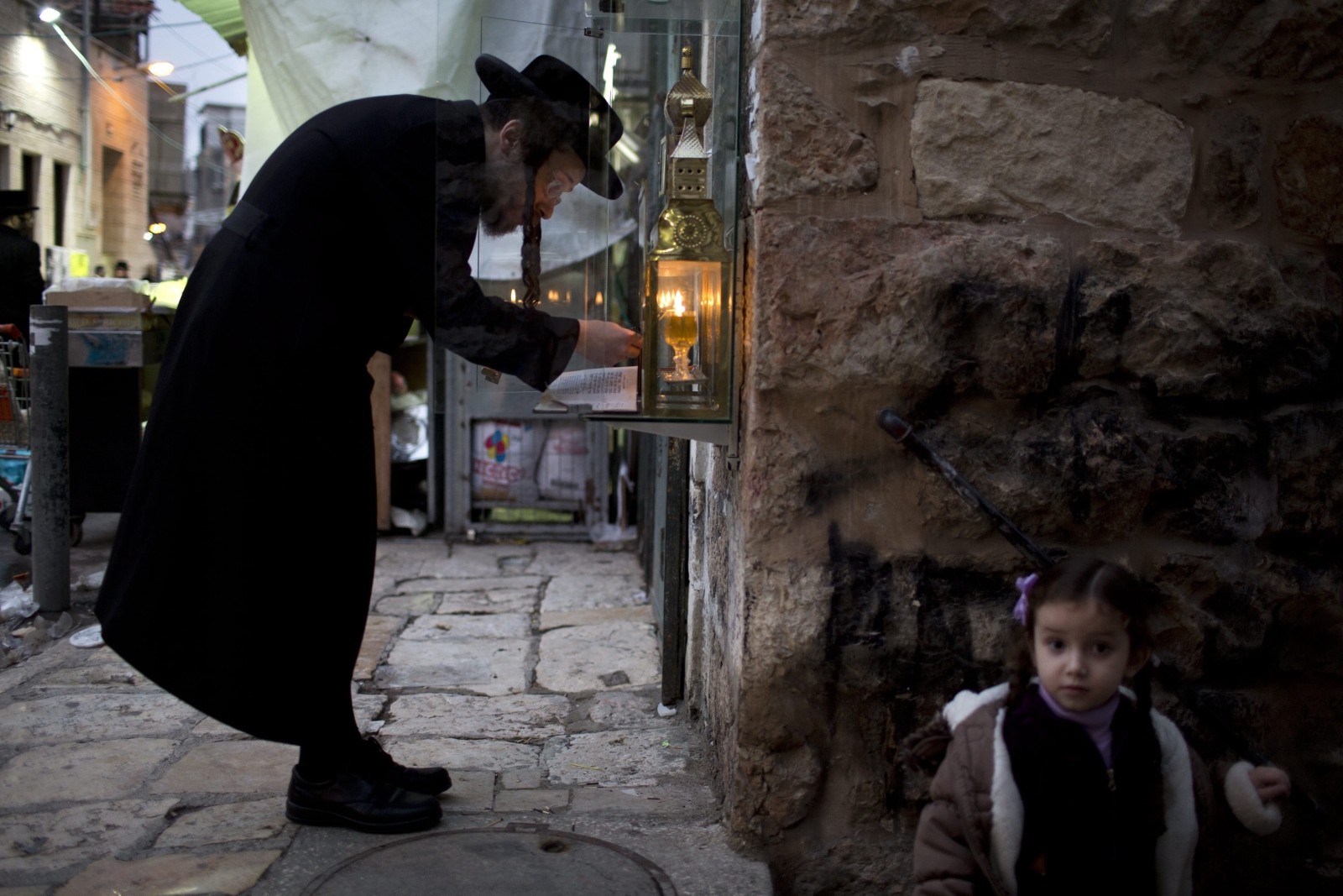 Chanuka w Jerozolimie
fot. EPA/ABIR SULTAN