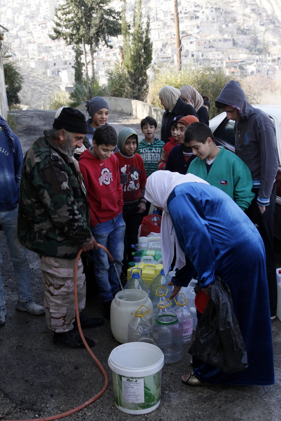 Problemy z dostępem do wody w Damaszku po jej siedmiodniowym stałym niedoborze nieco się zmniejszyły. Fot. PAP/EPA/YOUSSEF BADAWI 