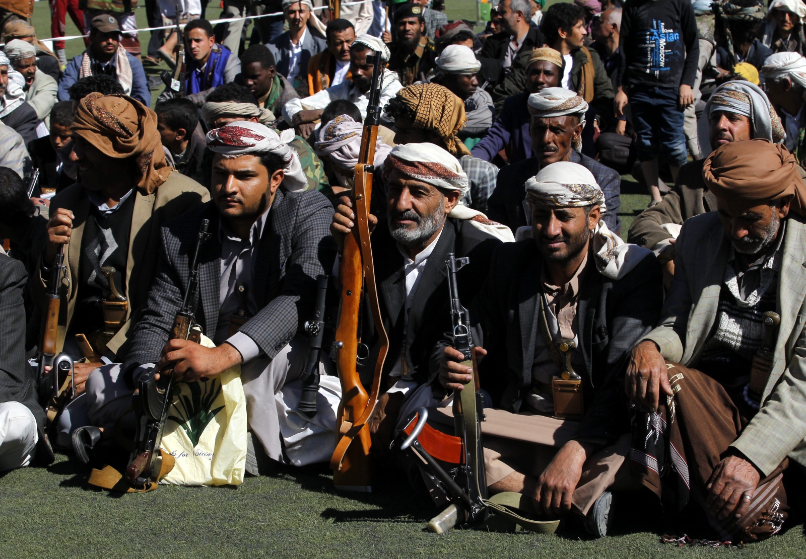 Rebelianci, zwolennicy ruchów anty-arabskich gromadzą się coraz liczniej w Jemenie, by zmobilizować się przeciwko Arabskiemu wrogowi. Fot. PAP/EPA/YAHYA ARHAB 