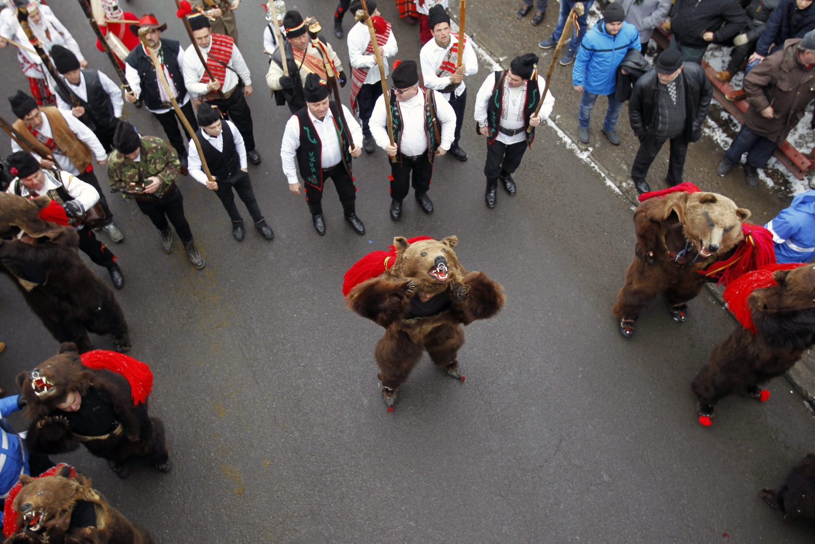Tradycyjna parada w Comanesti, w Rumunii, któej towarzyszą tańce w przebraniach niedźwiedzi. Fot. PAP/EPA/BOGDAN CRISTEL