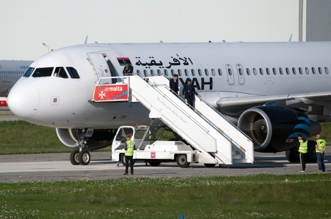 Uprowadzony samolot wylądował na Malcie. 
Fot. EPA/PAUL SPITERI LUCAS