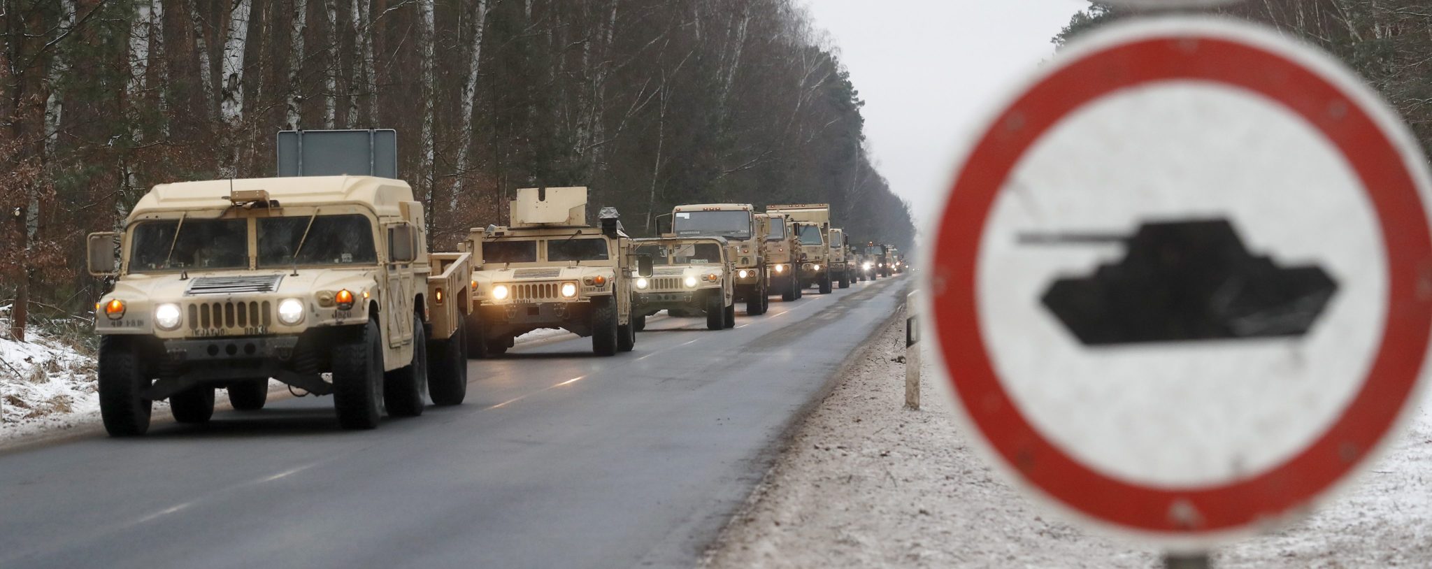 Niemcy: konwój wojsk USA zmierzający w kierunku Polski (foto. PAP/EPA/FELIPE TRUEBA)