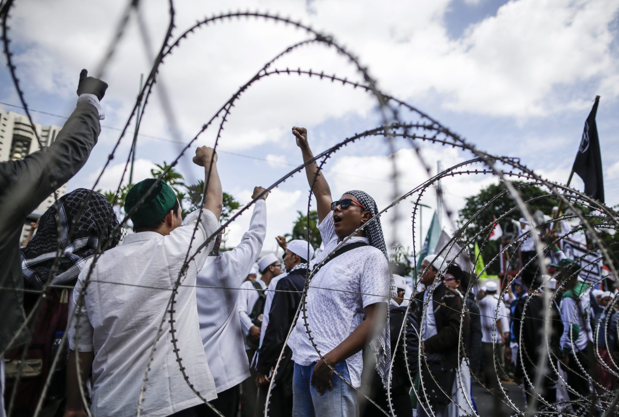 Indonezja: protest muzułmanów przed kwaterą główną policji w Dżakarcie (foto. PAP/EPA/MAST IRHAM)