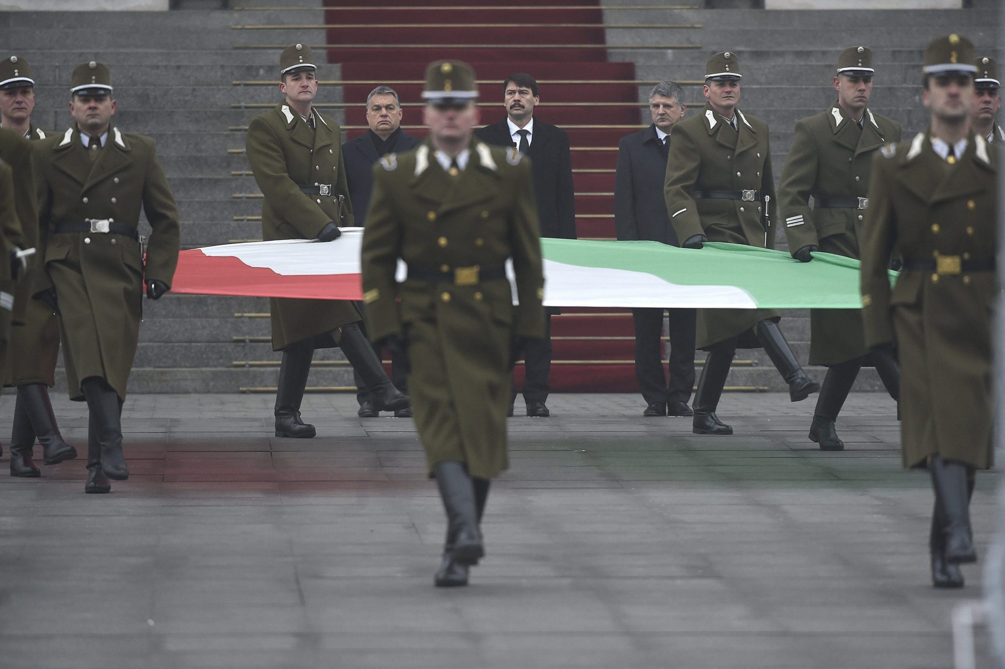 Węgry: żałoba narodowa po po wypadku węgierskiego autobusu we Włoszech. Zginęło 16 osób (foto. PAP/EPA/Tamas Kovacs)