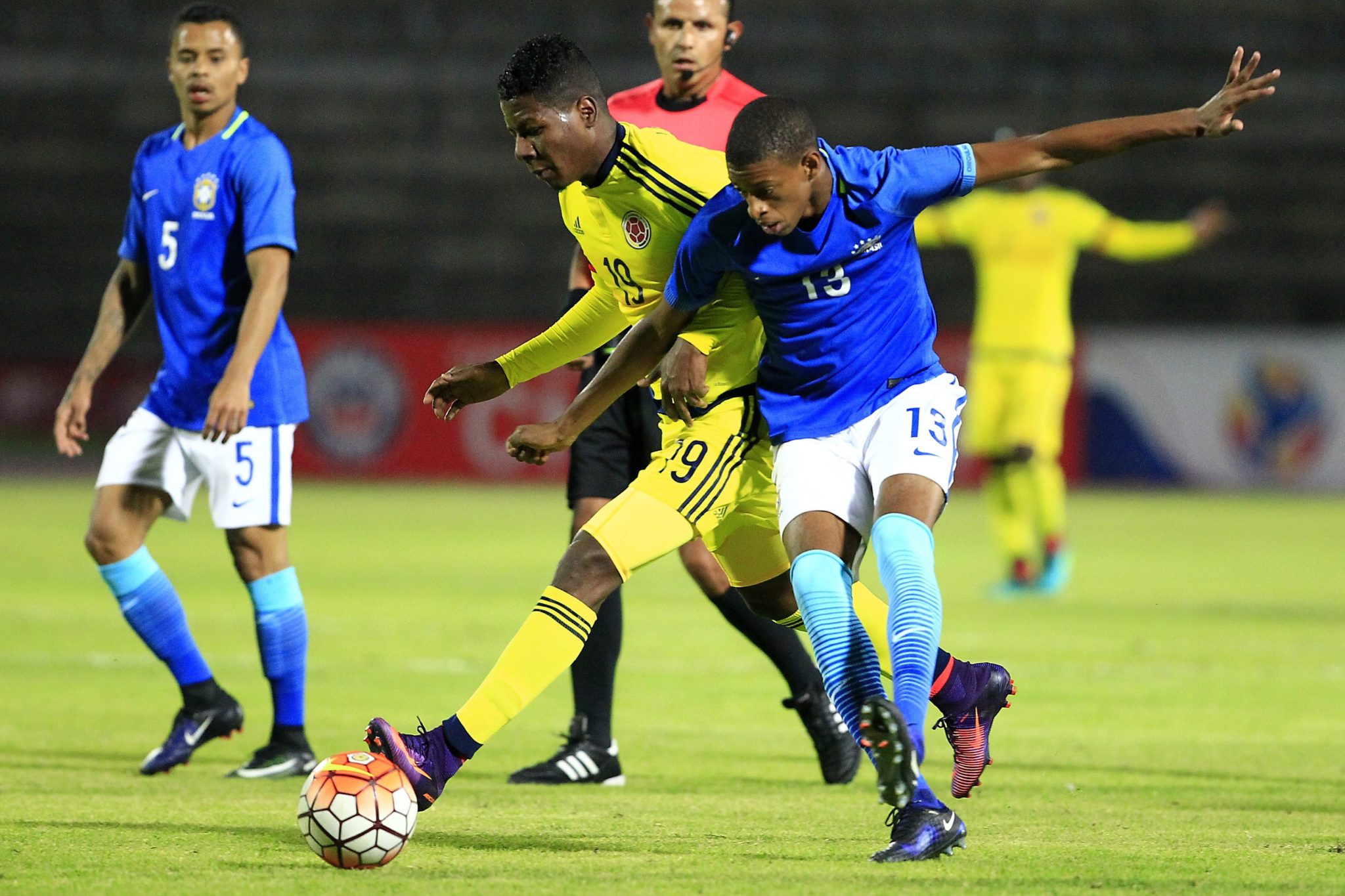 Ekwador: Mistrzostwa Ameryki Południowej w piłce nożnej U 20. Mecz Kolumbia - Brazylia (foto. PAP/EPA/JOSE JACOME)
