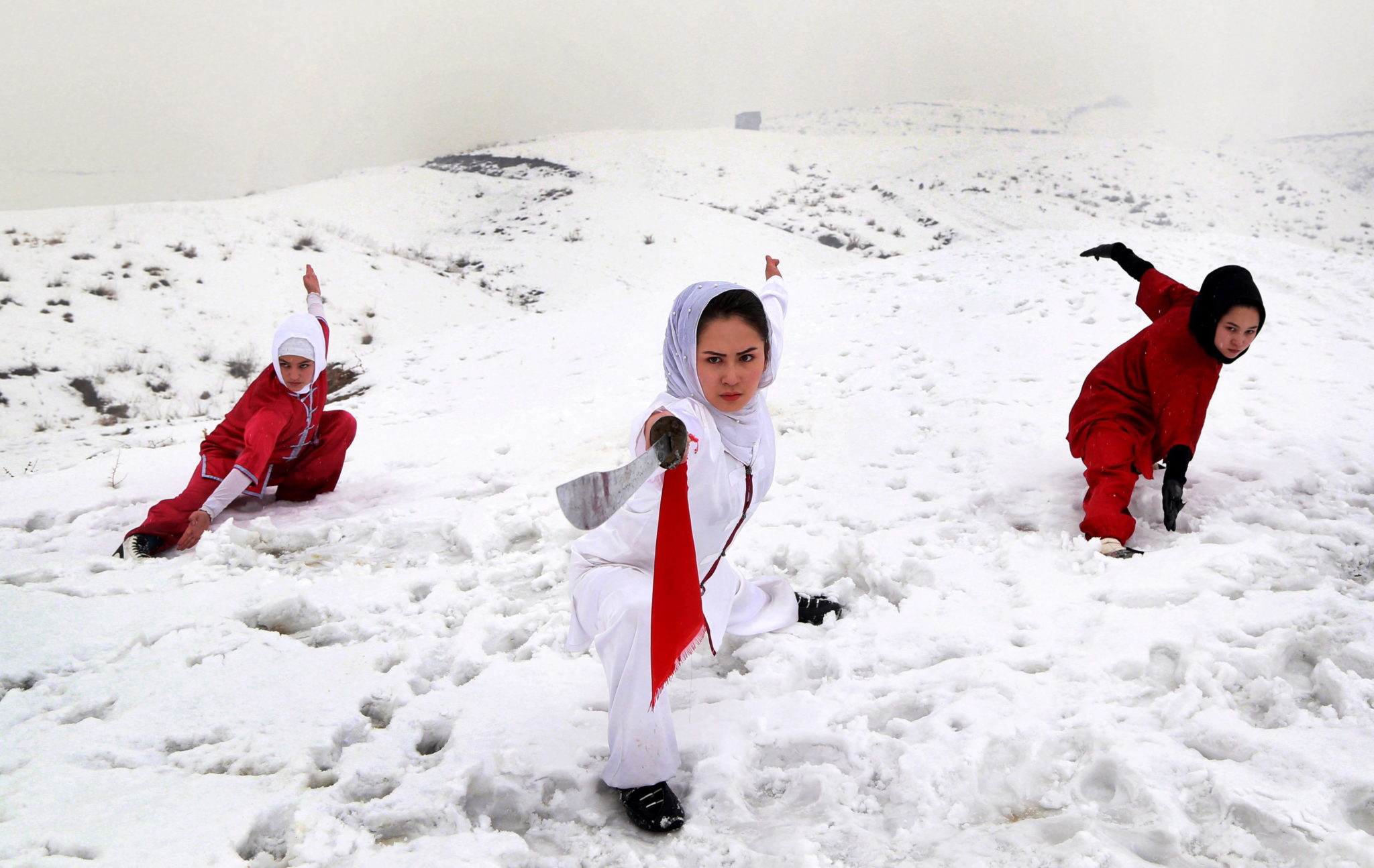 Afganistan: medytacji członkiń pierwszego w Kabulu żeńskiego konwentu mniszek Shaolin 9foto. PAP/EPA/HEDAYATULLAH AMID)
