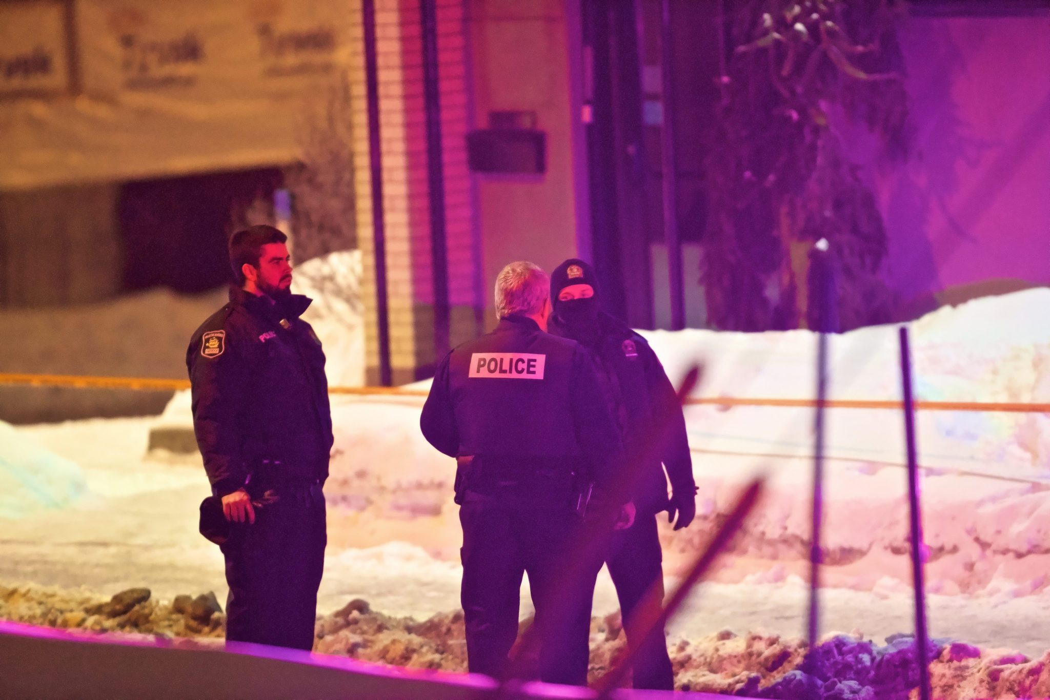 Kanada: praca śledczych po ataku na meczet Quebec. W ataku na miejsce kultu zginęło 6 osób (foto. PAP/EPA/ANDRE PICHETTE )