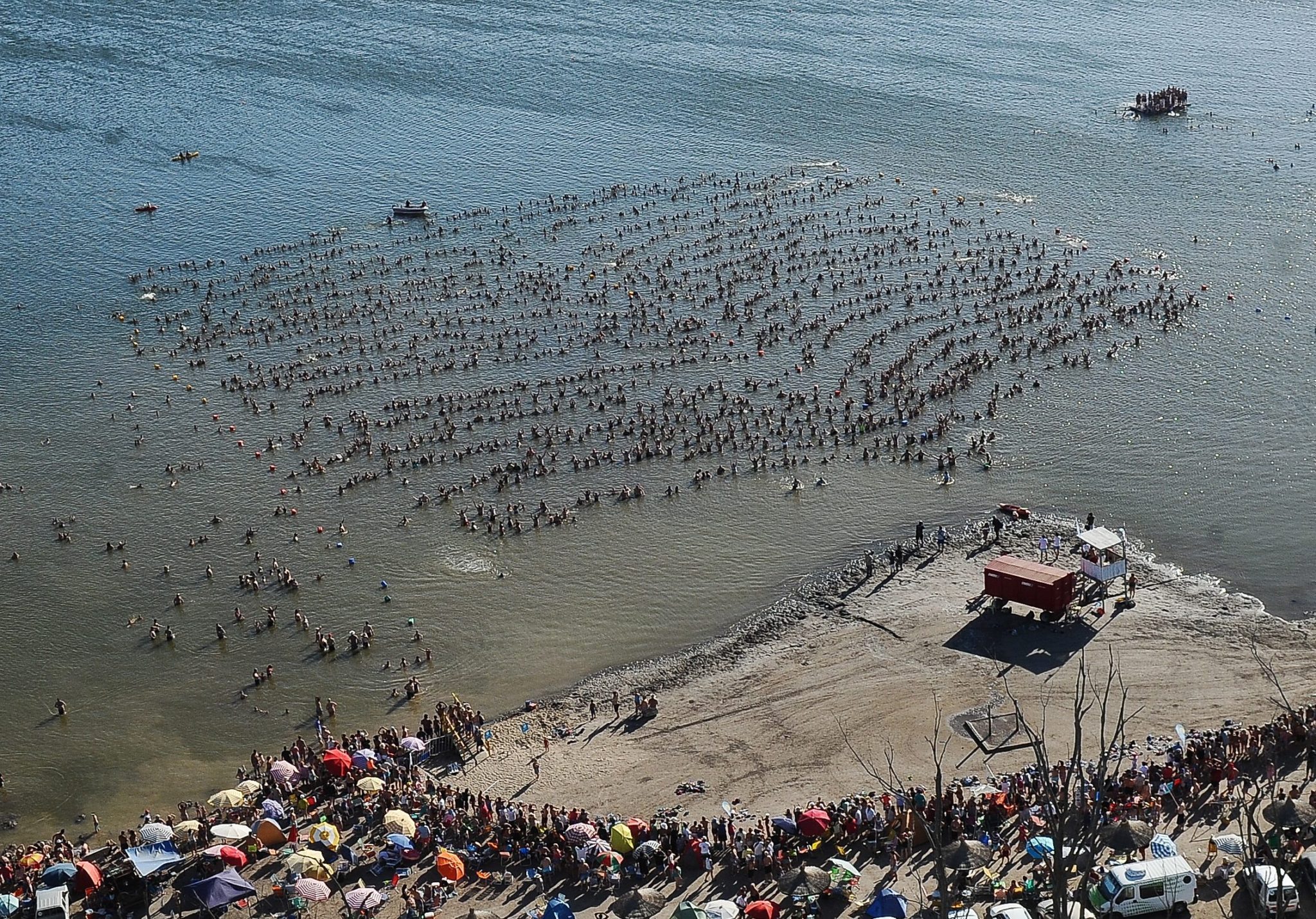 Argentyna: bicie rekordu Guinnessa w ilości osób unoszących się na wodzie w tym samym czasie na jeziorze Epecuen (foto. PAP/EPA/PAULA RIBAS) 