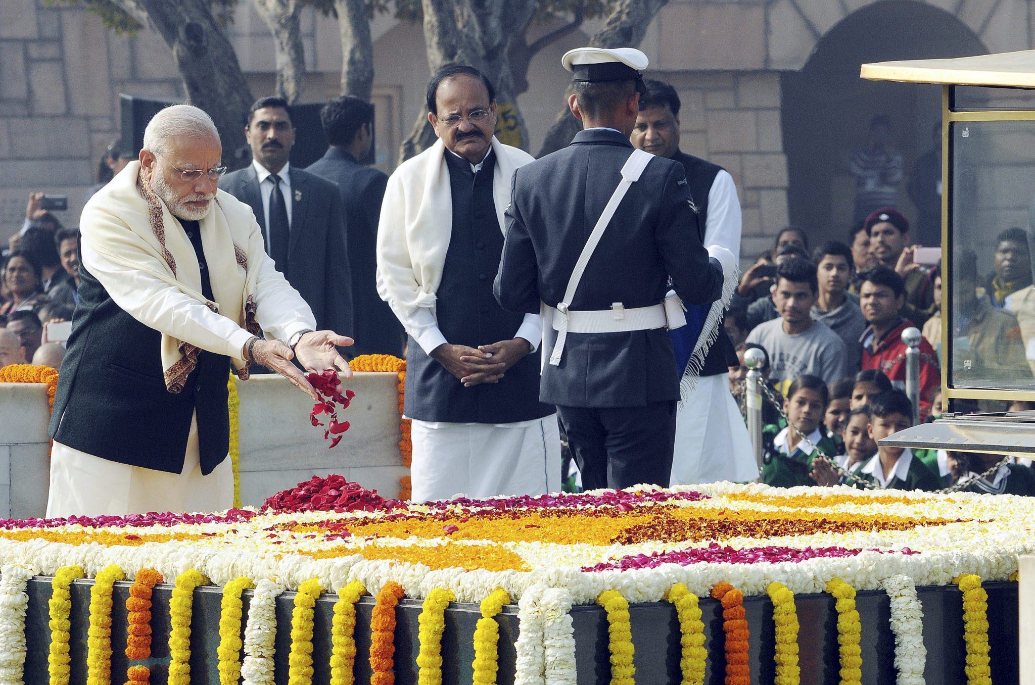Indie: 69 rocznica śmierci Mahatmy Gandhiego obchodzona w Nowym Deli (foto. PAP/ EPA/STR) 