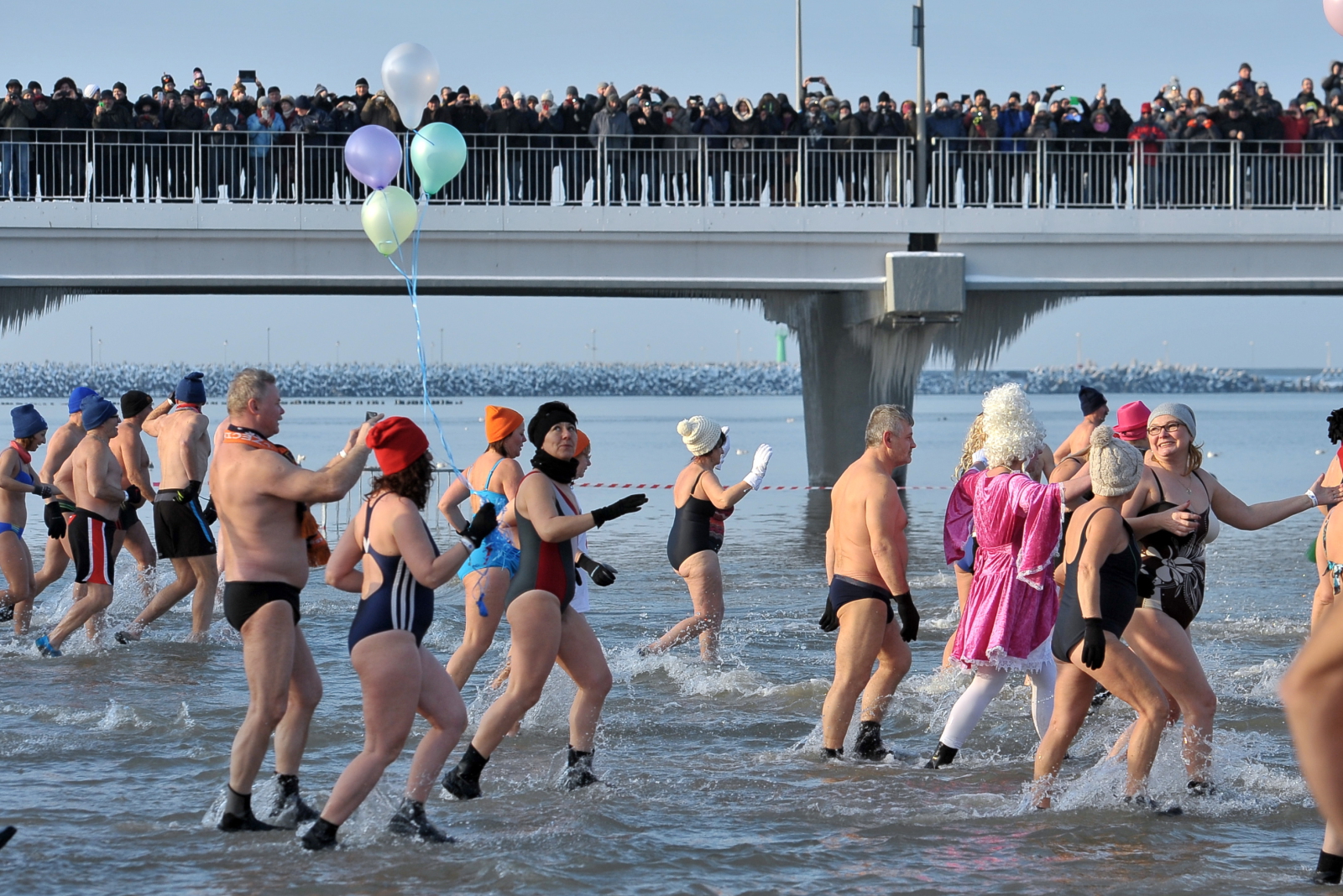 Ponad tysiąc osób, amatorów lodowatych kąpieli w morzu wzięło udział w V Światowym Festiwalu Morsowania w Kołobrzegu. Fot. PAP/Marcin Bielecki