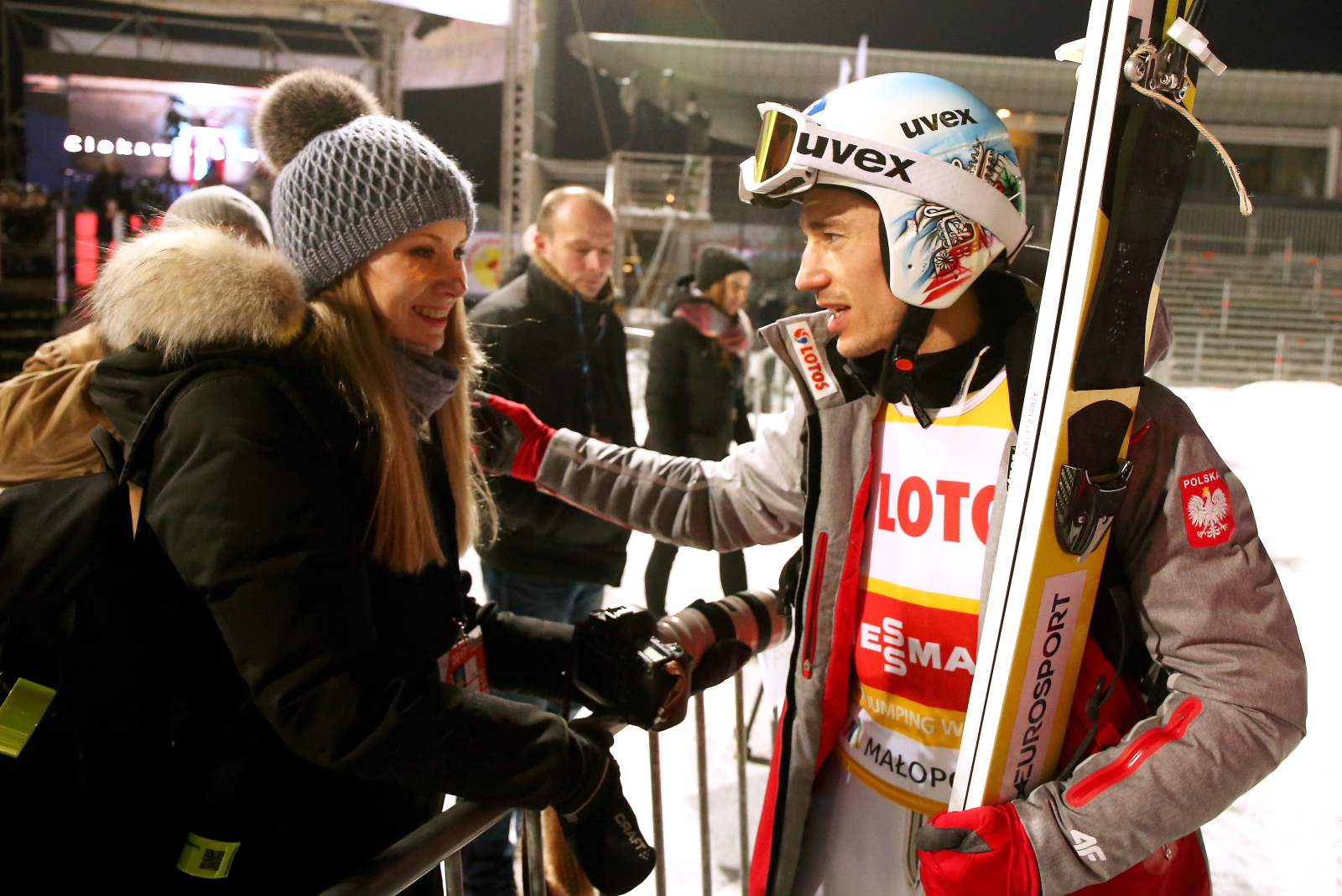 Kamil Stoch z żoną Ewą podczas serii treningowej przed jutrzejszymi zawodami Pucharu Świata w skokach narciarskich w Zakopanem. Fot. PAP/Grzegorz Momot
