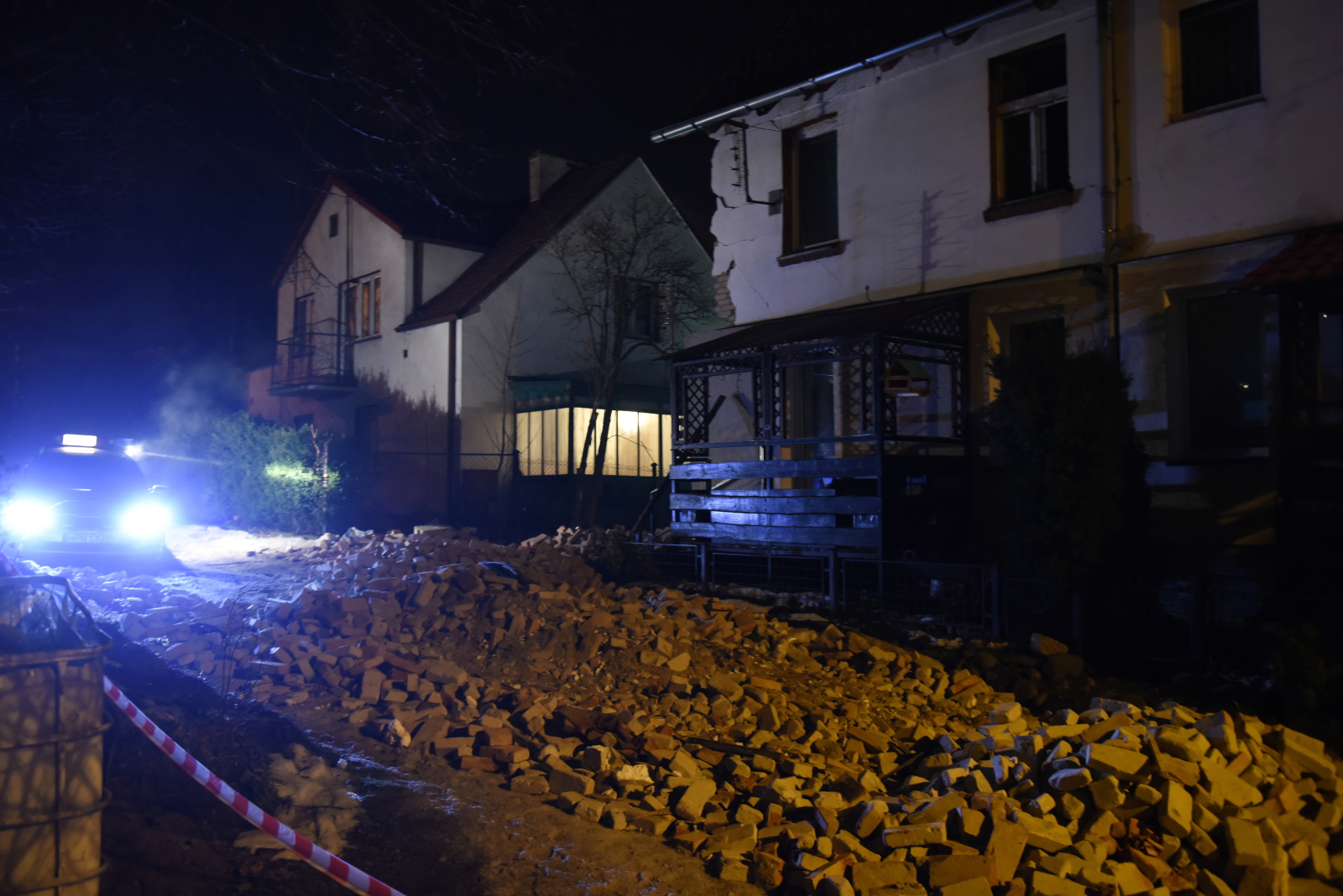 Zabezpieczone miejsce wybuchu w jednym z domów wielorodzinnych przy ul. Lipowej w Juszkowie k. Pruszcza Gdańskiego, 24 bm. Na skutek eksplozji najprawdopodobnie butli z gazem zawaliła się ściana szczytowa budynku. Ewakuowano pięć rodzin, w sumie osiem osób, jedna trafiła do szpitala z poparzeniami drugiego stopnia.