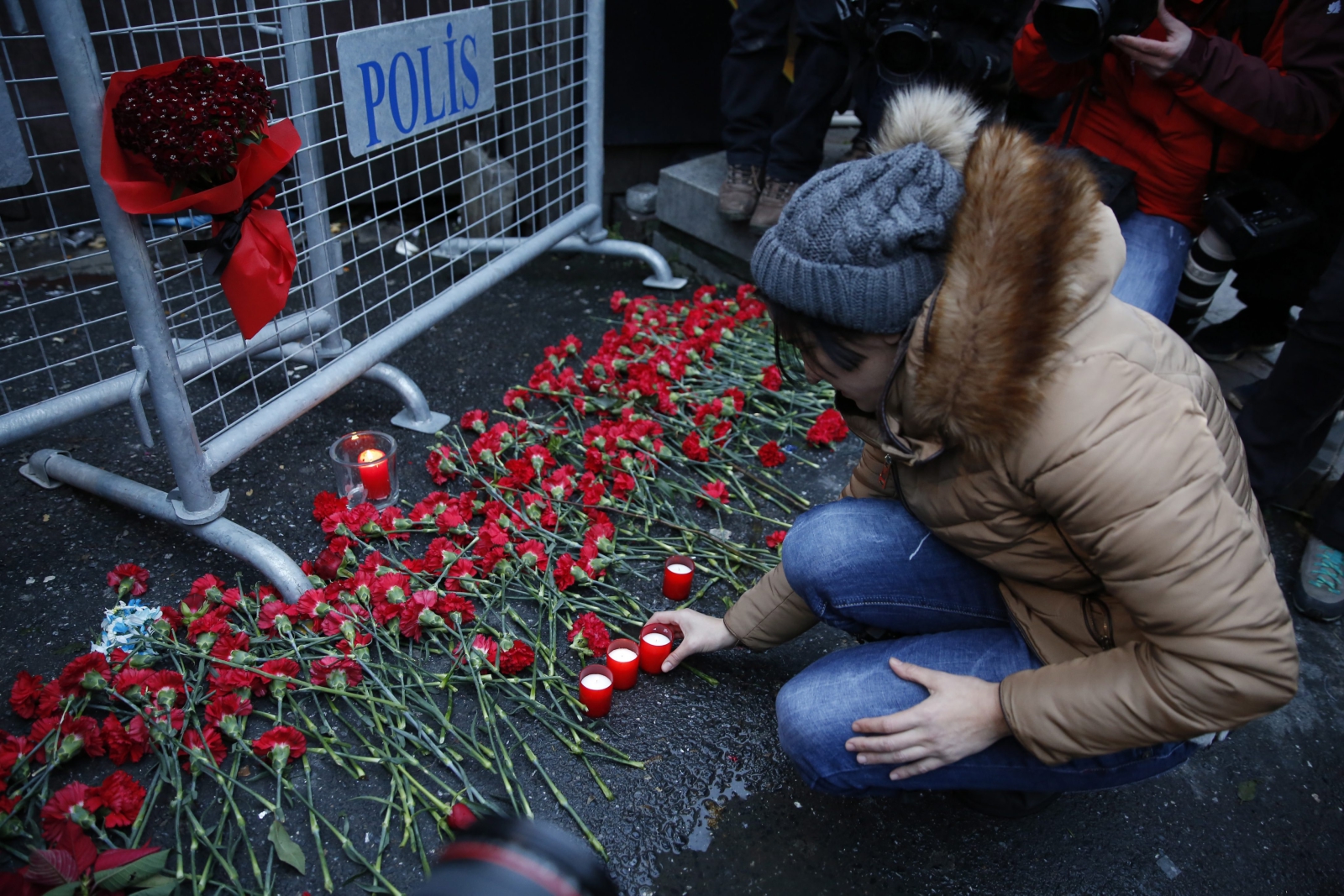Ludzie przynoszą kwiaty w pobliże klubu Reina w którym w nocy dokonano zamachu w wyniku którego zginęło 39 osób. Stambuł, Turcja.
