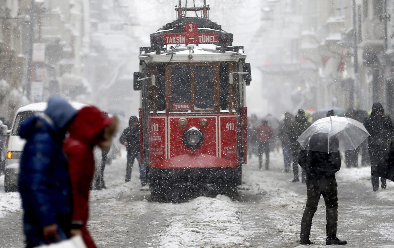 Zima w Turcji. Stambuł,
fot. EPA/SEDAT SUNA