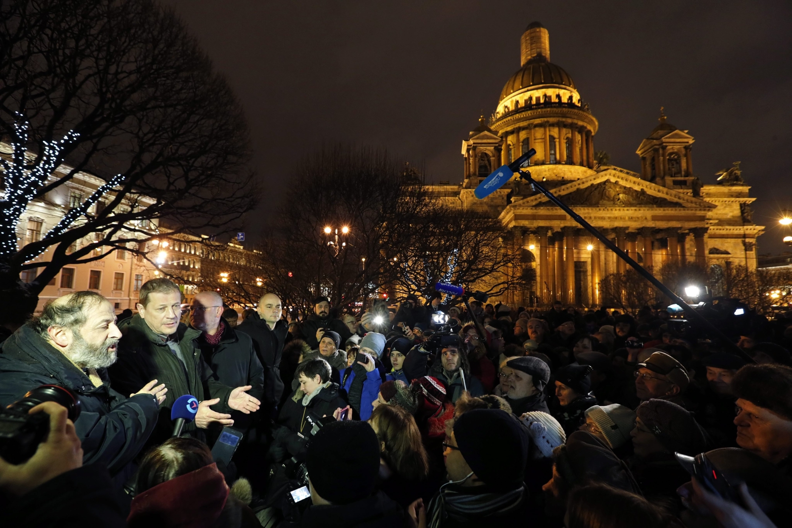 Petersburg, Rosja: protest przeciwko uczynieniu z Katedry św. Izaaka kościoła prawosławnego. Fot. PAP/EPA/ANATOLY MALTSEV