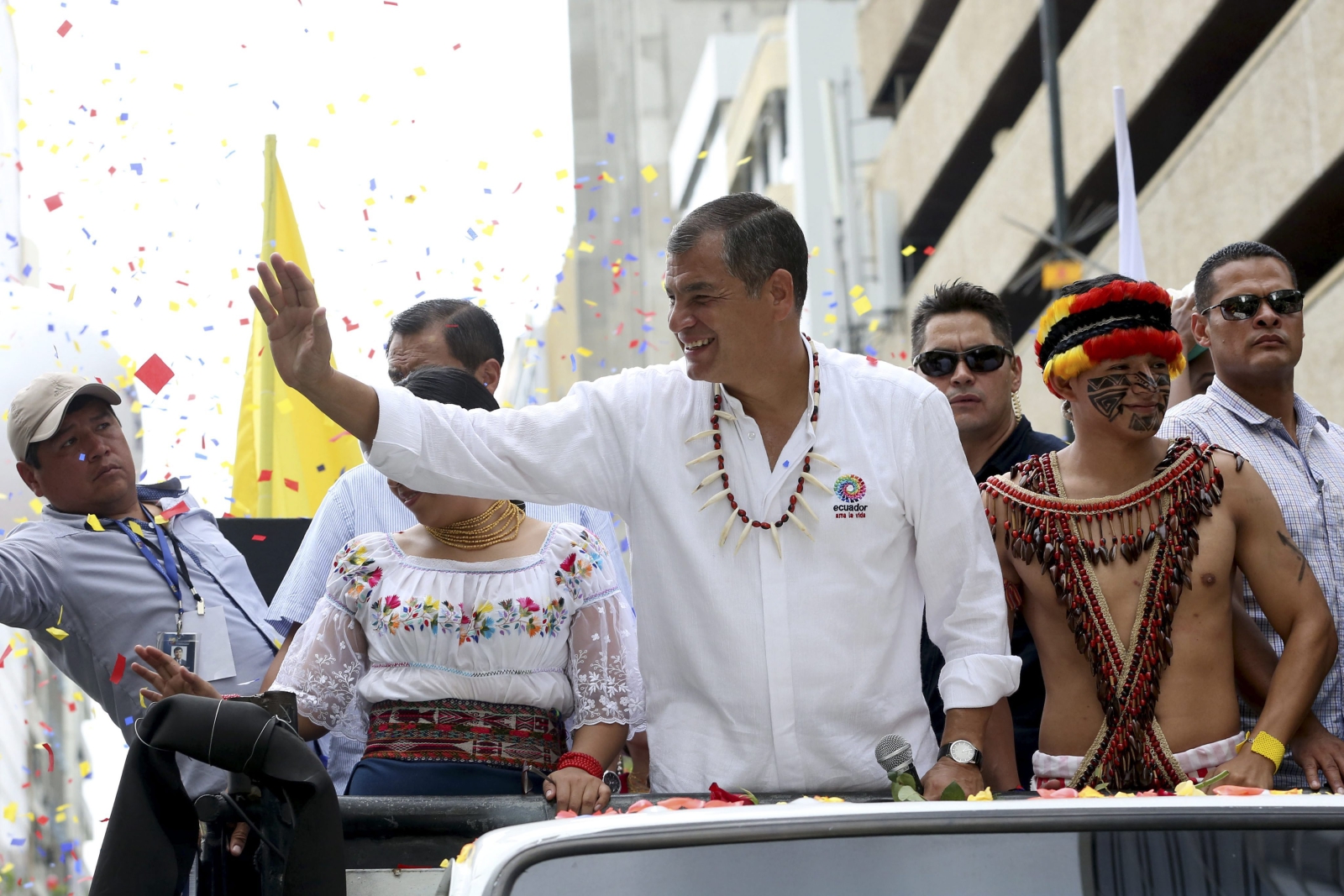 Prezydent Ekwadoru Rafael Correa pozdrawia publiczność podczas święta 10-lecia prezydencji.