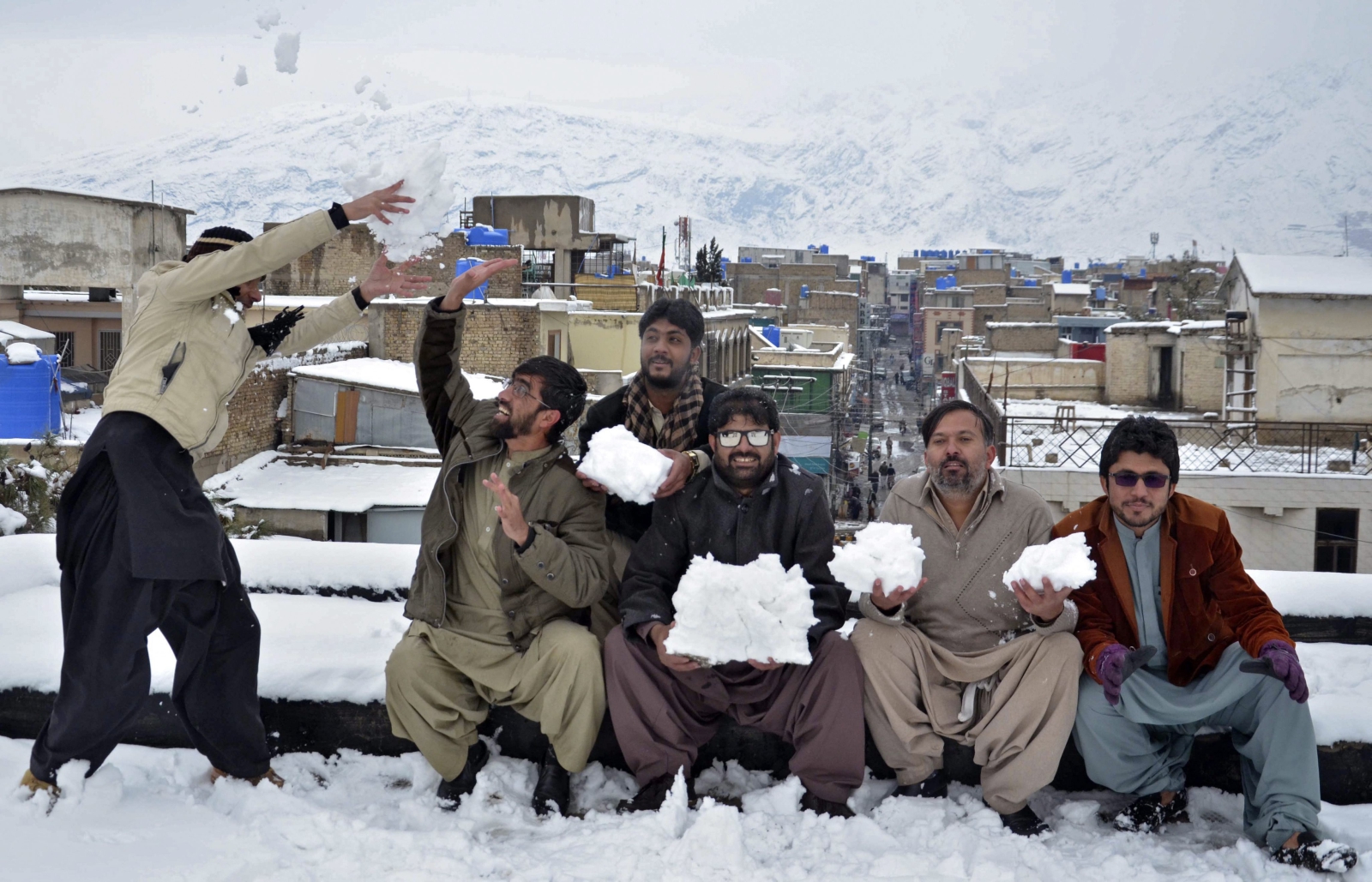 Pakistańczycy bawią się śniegiem po obszernych opadach, które nawidziły kraj.