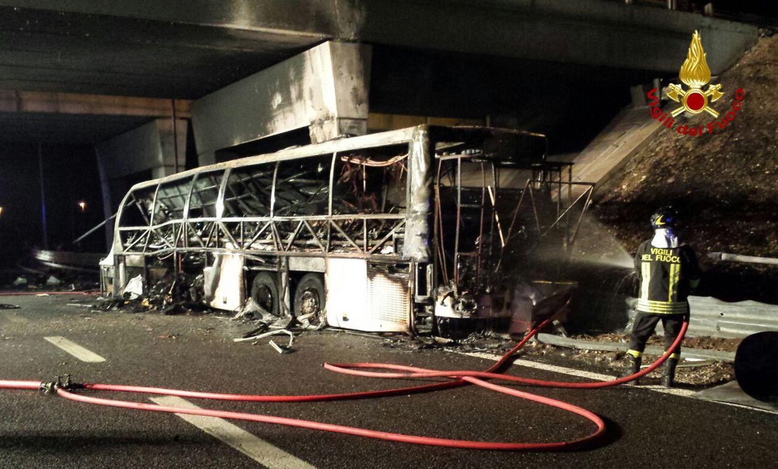 Szesnaście osób zginęło w wypadku węgierskiego autobusu pod Weroną w nocy z piątku na sobotę. Fot. PAP/EPA/VIGILI DEL FUOCO 