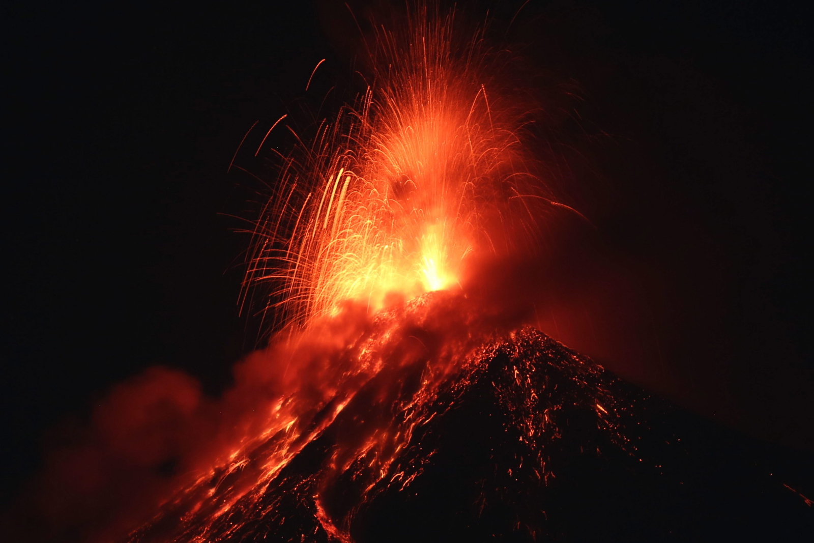 Pierwsza w tym roku erupcja gwatemalskiego wulkanu Volcan de Fuego. To najaktywniejszy wulkan w kraju.
Fot. PAP/EPA/ESTEBAN BIBA 
