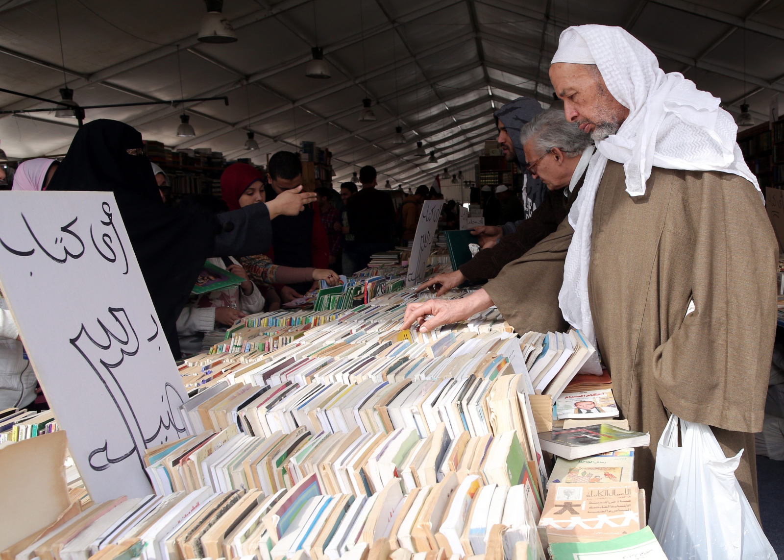 48. Międzynarodowe Targi książki w Egipcie.
Fot. PAP/EPA/KHALED ELFIQI