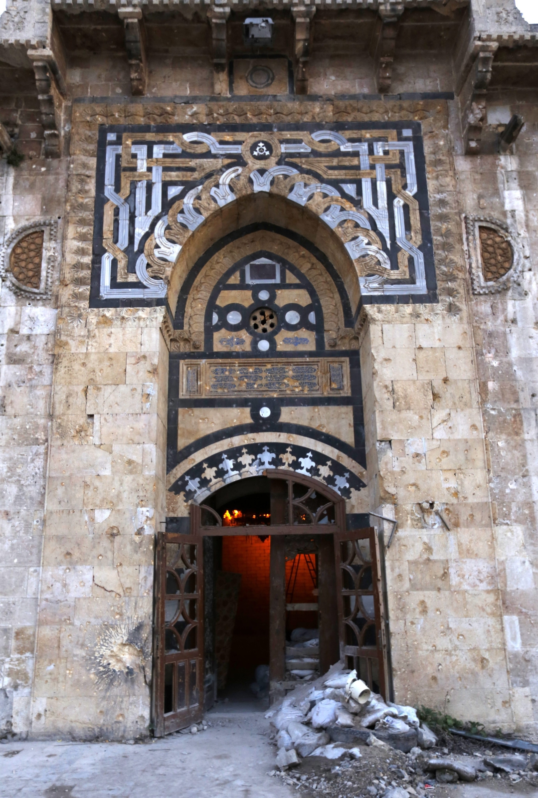 Zniszczony Meczet Umayyad w Aleppo, Syria.  PAP/EPA/YOUSSEF BADAWI