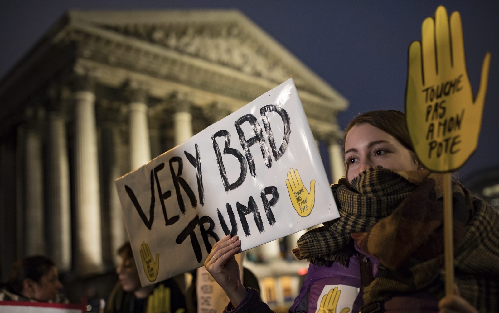 Członkowie grup anty-rasistowskich w czasie protestu przeciwko Donaldowi Trumpowi na Place de la Madeleine w pobliżu ambasady USA, w centrum Paryża, Francja. PAP/EPA/IAN LANGSDON