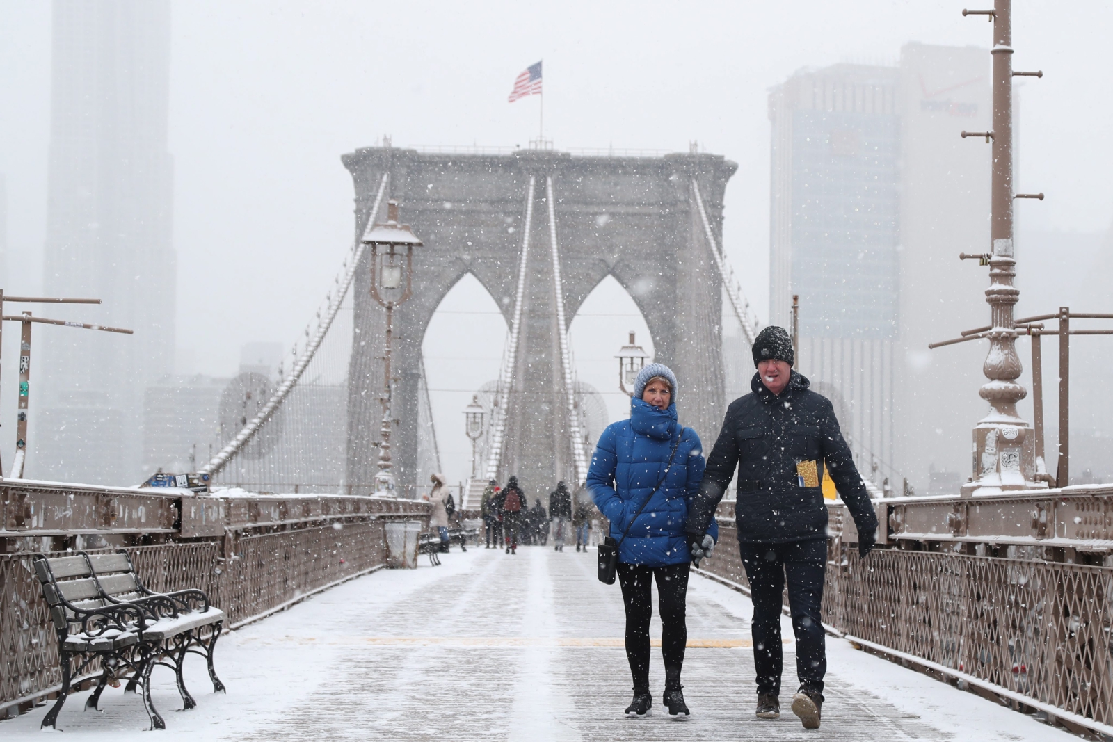 Para przechadzająca się po Moście Brooklińskim w Nowym Jorku.  PAP/EPA/ANDREW GOMBERT