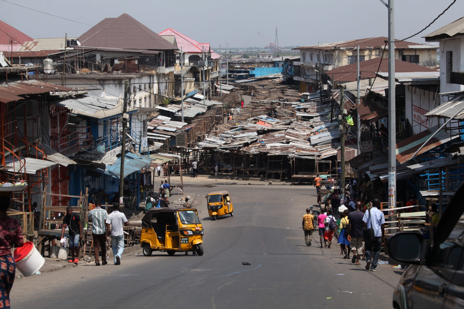 Widok na prawie opuszczone stragany, gdzie kupcy protestują przeciwko niesprawiedliwej wymianie liberyjskiej i amerykańskiej waluty. 	PAP/EPA/AHMED JALLANZO