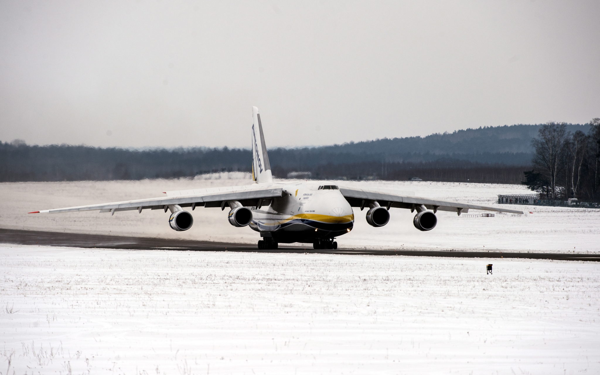 Polska: kołowanie jednego z największy samolotów transportowych AN - 124 Rusłan na lotnisku w Łodzi (foto. PAP/Grzegorz Michałowski)