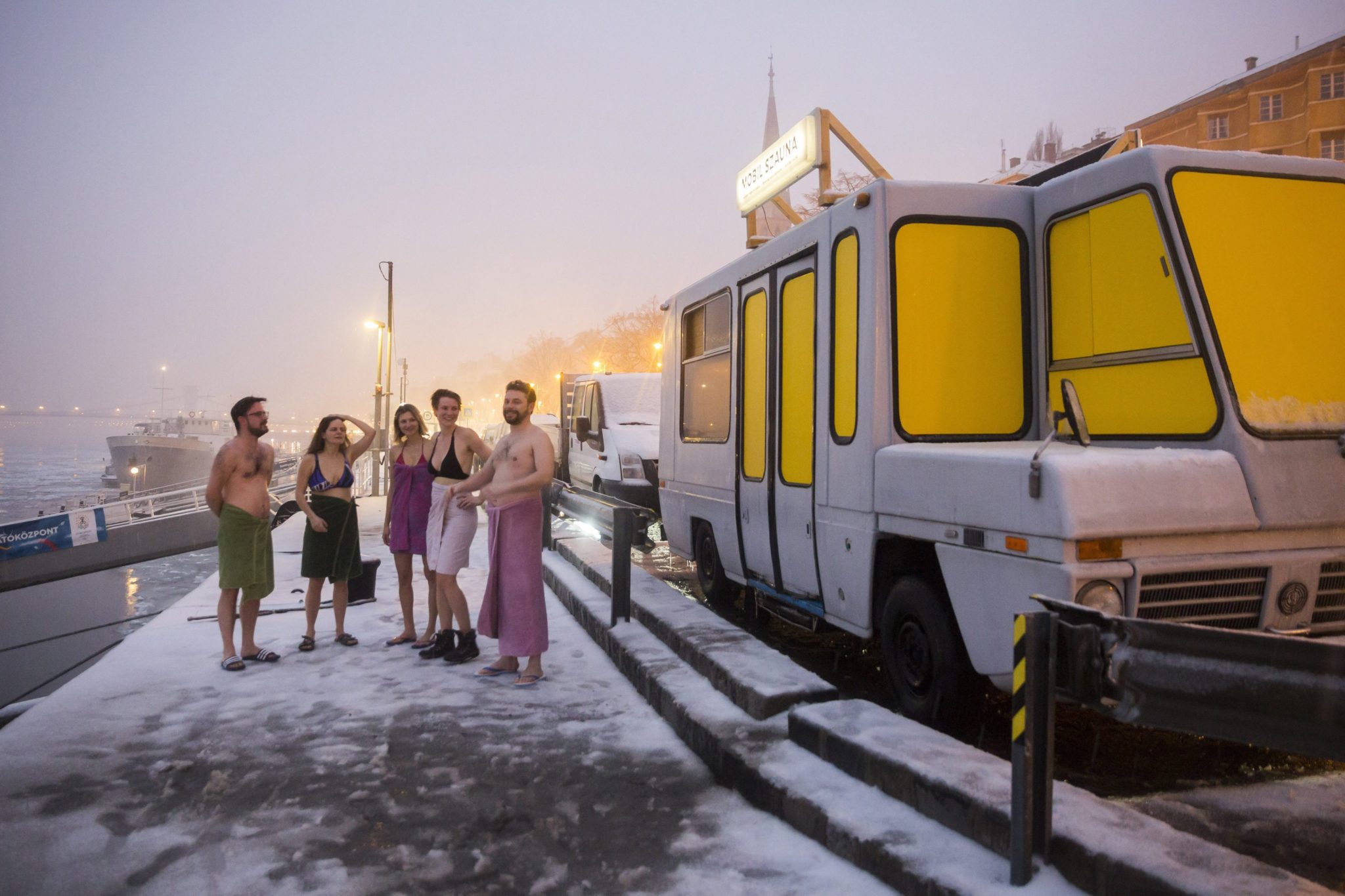 Węgry: mobilna sauna w Budapeszcie (foto. PAP/EPA/BALAZS MOHAI HUNGARY)