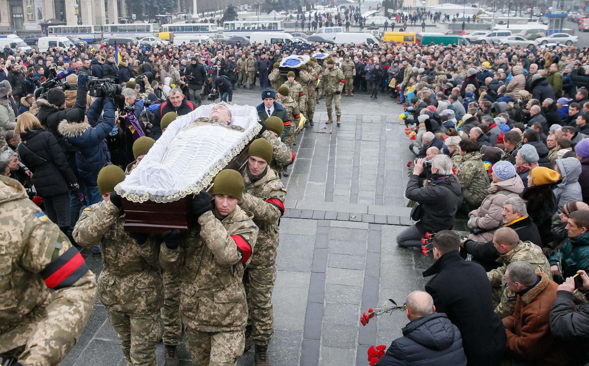 Ukraina: uroczystości pogrzebowe w Kijowie, siedmiu żołnierzy, którzy polegli w walkach z separatystami we wschodniej części kraju (foto. PAP/EPA/SERGEY DOLZHENKO)