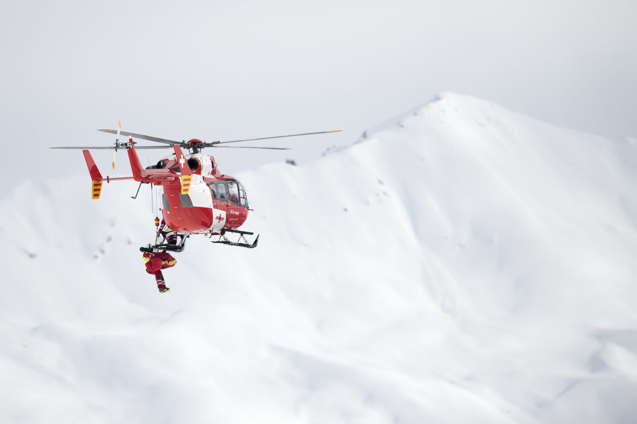 Szwajcaria: akcja ratunkowa podczas zawodów Pucharu Świata w Narciarstwie Alpejskim w St. Moritz (foto. PAP/EPA/GIAN EHRENZELLER)