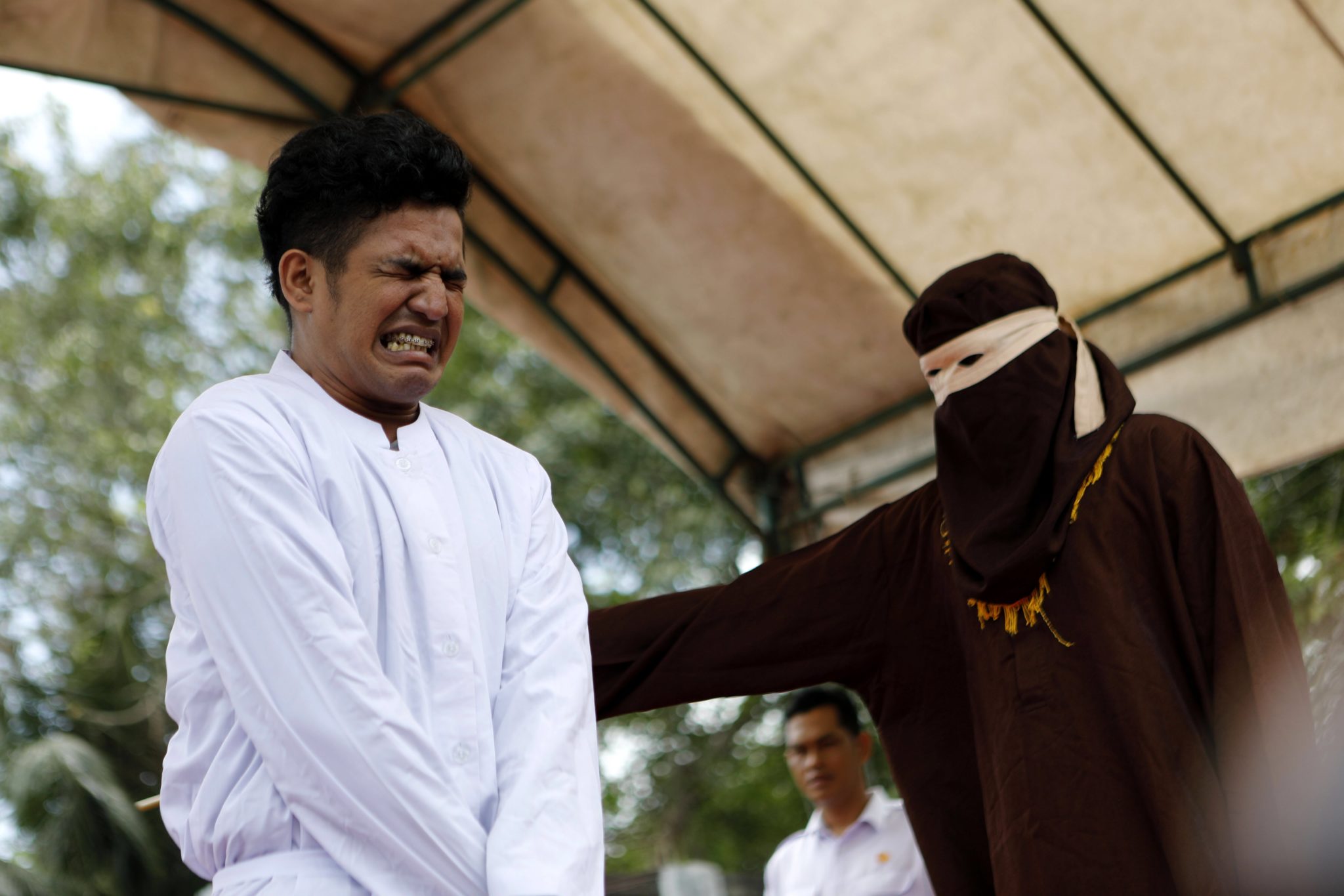 Indonezja: publiczne wykonanie kary chłosty w Aceh (foto. PAP/EPA/HOTLI SIMANJUNTAK)