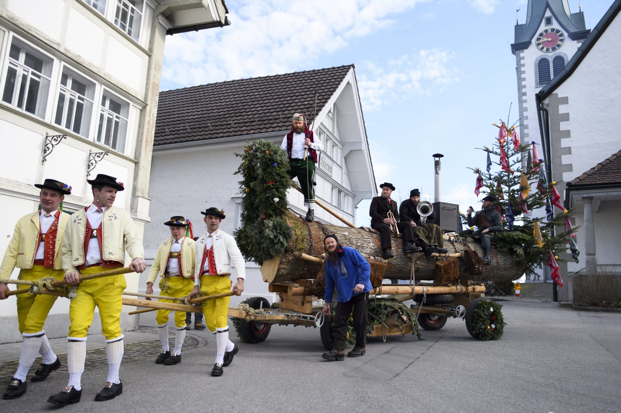 Szwajcaria: tradycyjny, karnawałowy przemarsz w Stein (foto. PAP/EPA/GIAN EHRENZELLER)