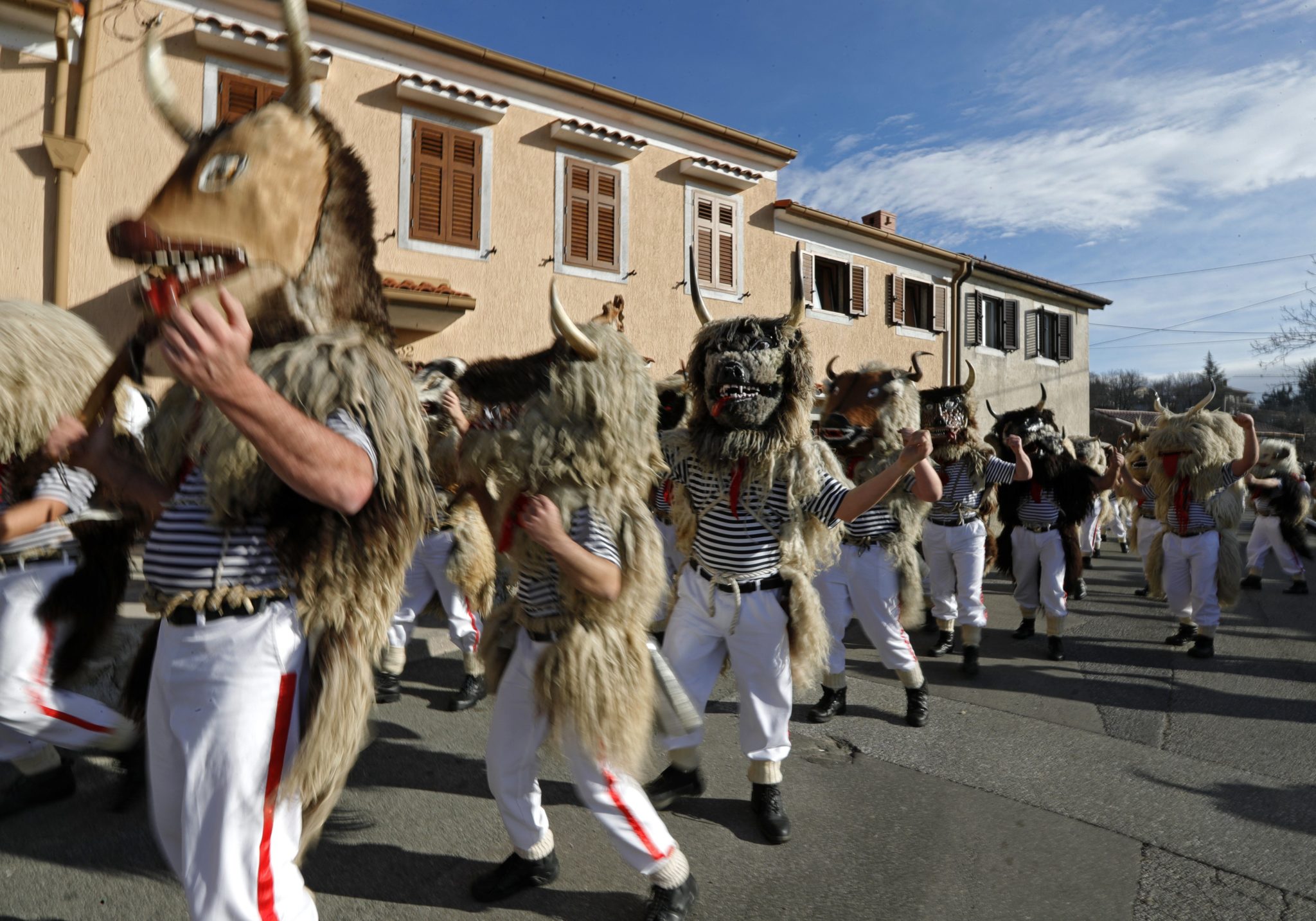 Chorwacja: tradycyjna parada karnawałowa w Holubje (foto. PAP/EPA/ANTONIO BAT)