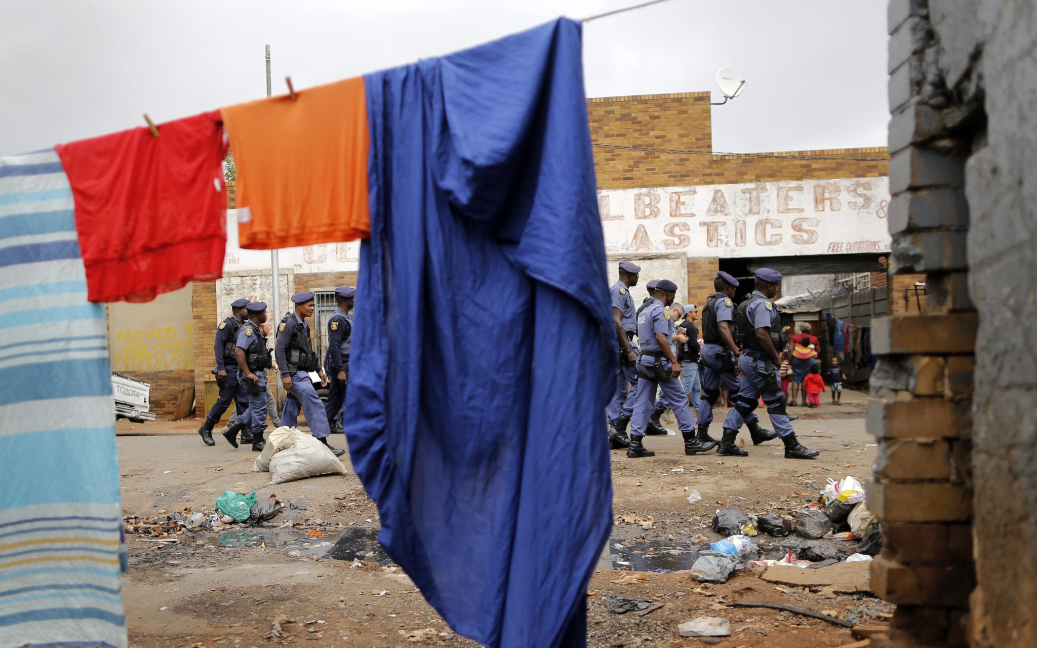 Południowa Afryka: niepokoje na tle rasowym (foto. PAP/EPA/KIM LUDBROOK)