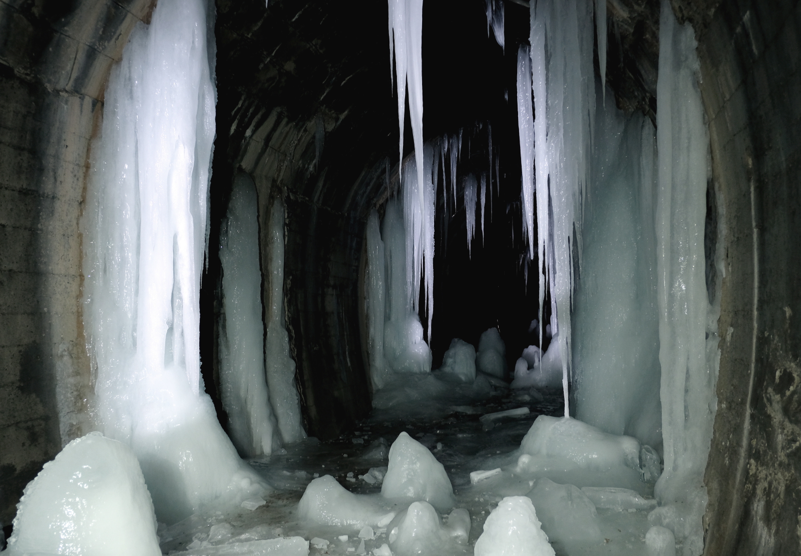 Potężne sople w tunelu kolejki wąskotorowej w Szklarach na Podkarpaciu. W czasie mrozów liczący 602 metry tunel przypomina lodową jaskinię z efektownymi stalaktytami i stalagmitami.