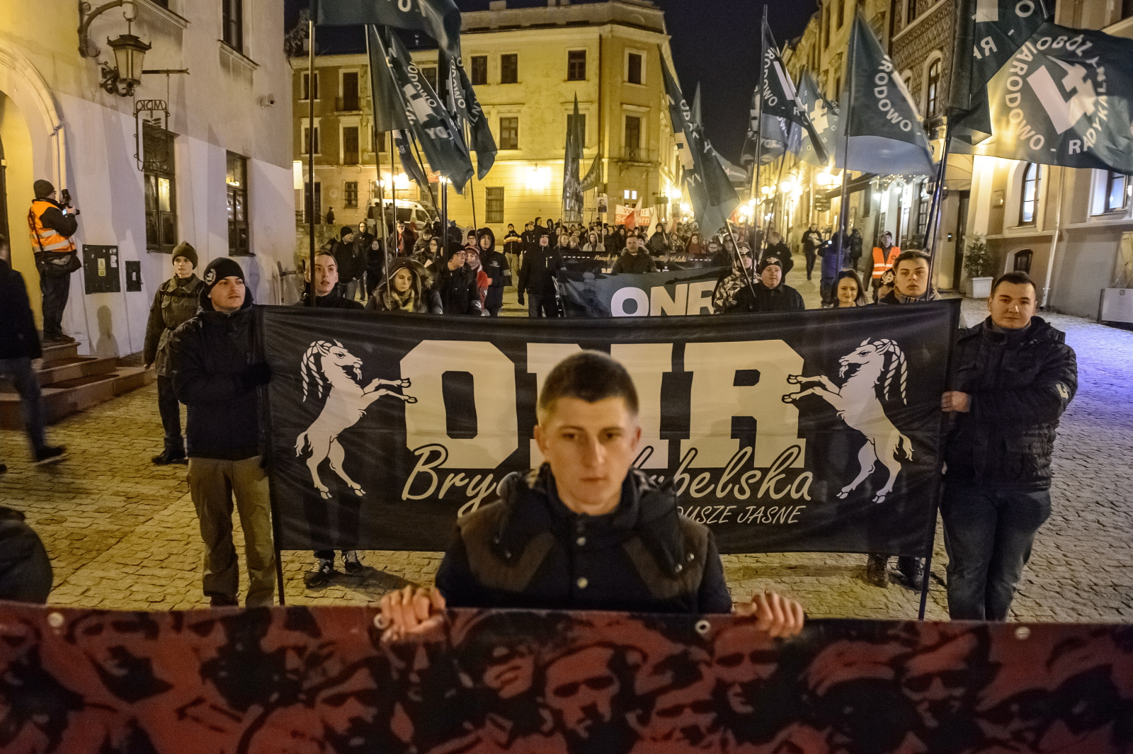 Marsz zorganizowany przez Obóz Narodowo - Radykalny Brygada Lubelska przeszedł ulicami Lublina z Placu Teatralnego na Plac Zamkowy, 26 bm. w ramach obchodów Narodowego Dnia Pamięci Żołnierzy Wyklętych.