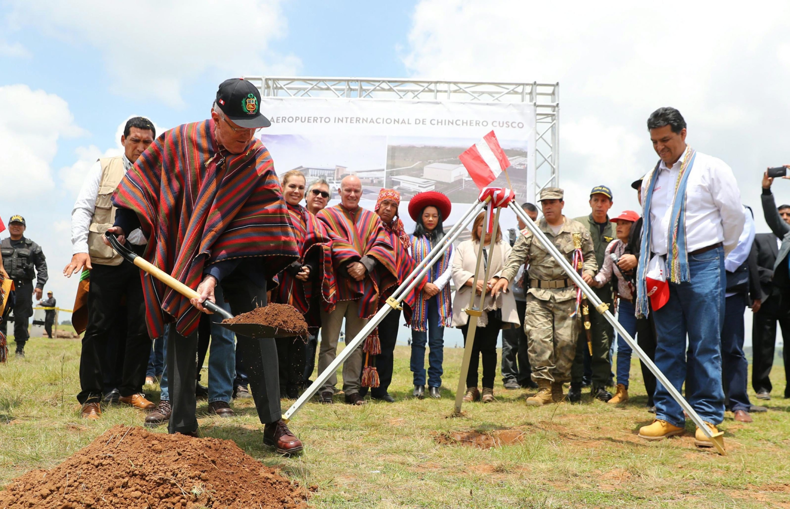 Prezydent Peru, Pedro Pablo Kuczyński kładzie kamień węgielny pod budowę nowego, międzynarodowego lotniska w Cuzco.
Fot. PAP/EPA/PRESIDENCY OF PERU
