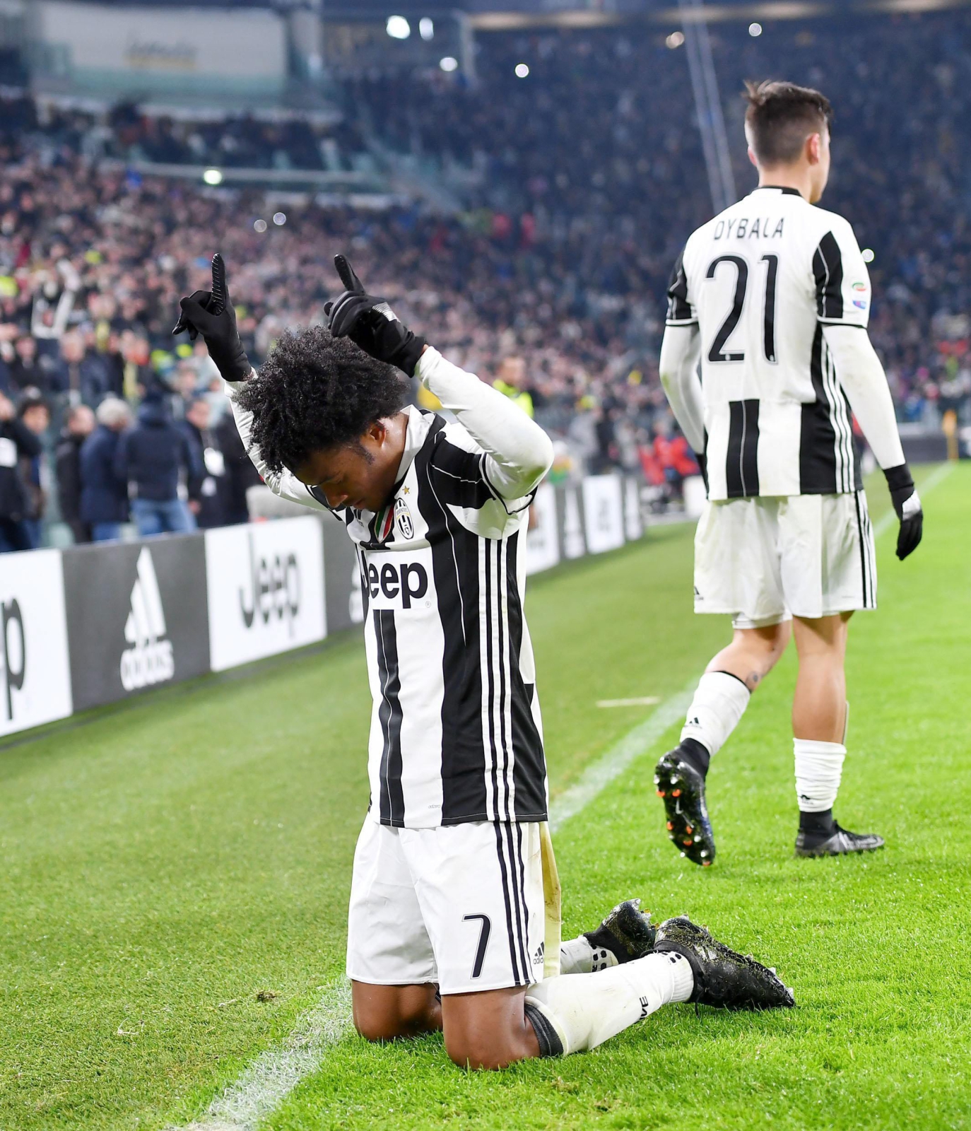 Zawodnik Juventusu Juan Cuadrado świętuje zdobycie gola w meczu z Interem Mediolan.