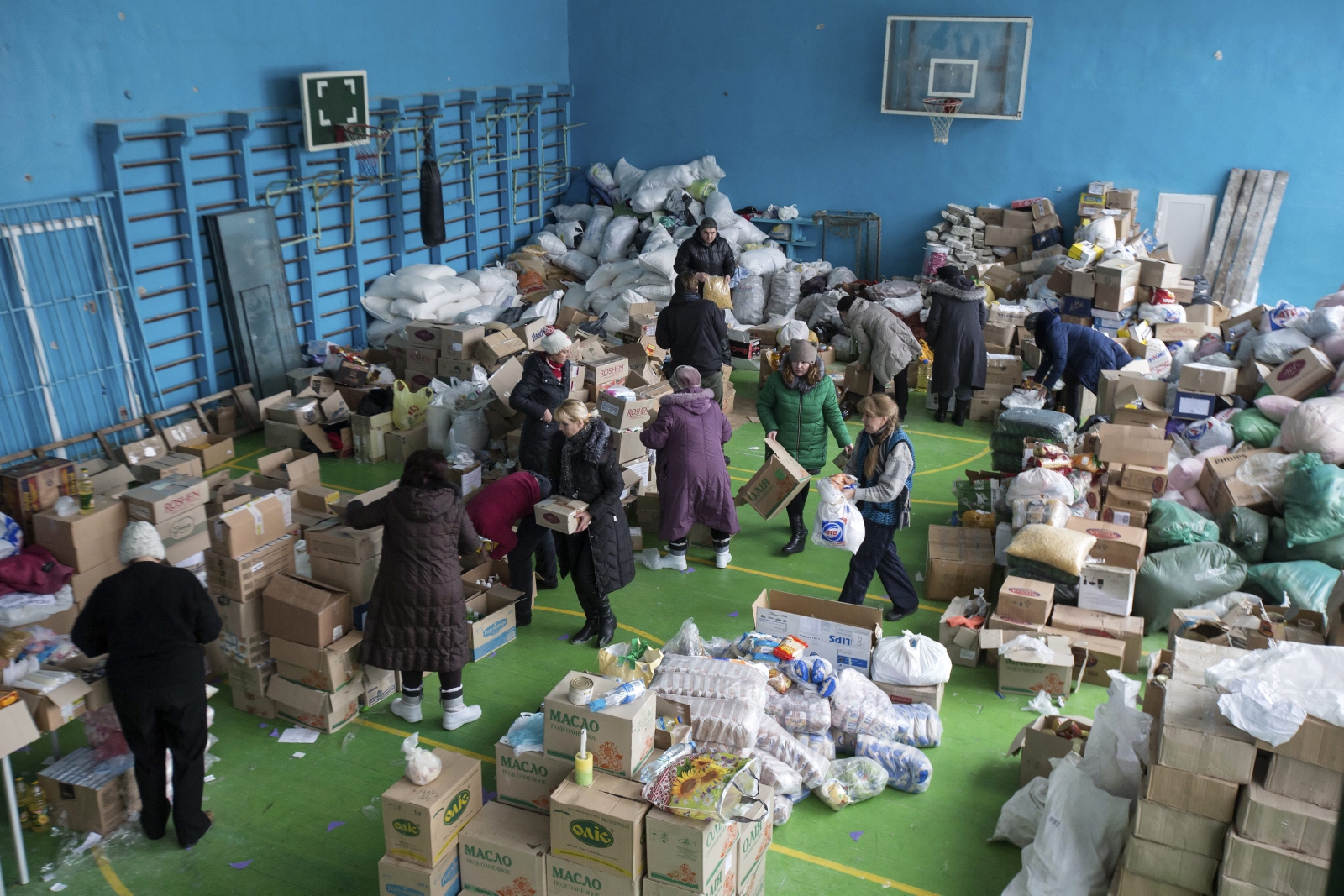 Wolontariusze sortują artykuły pomocy humanitarnej zebranej przez ludzi z całej Ukrainy dla miasta Awdijiwka w obwodzie donieckim.