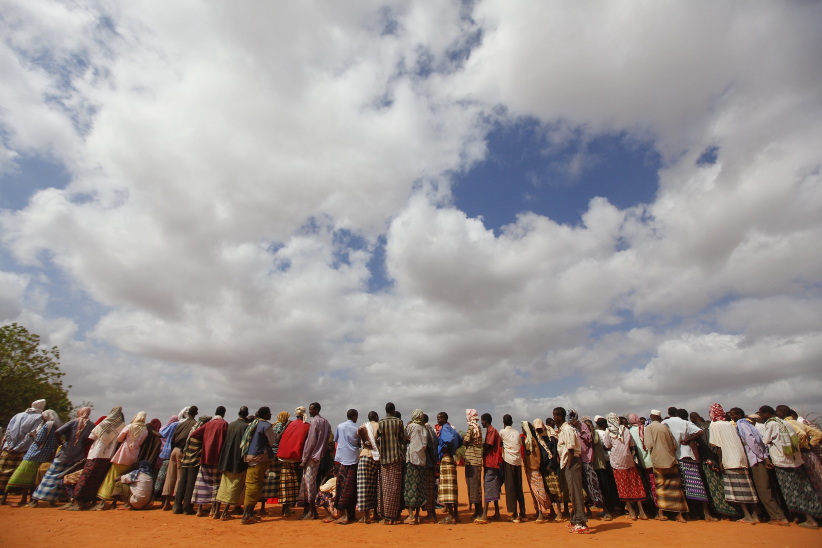 Uchodźcy z Somalii czekający w kolejcy by dostać się do obozu w Kenii.
Fot. PAP/EPA/DAI KUROKAWA