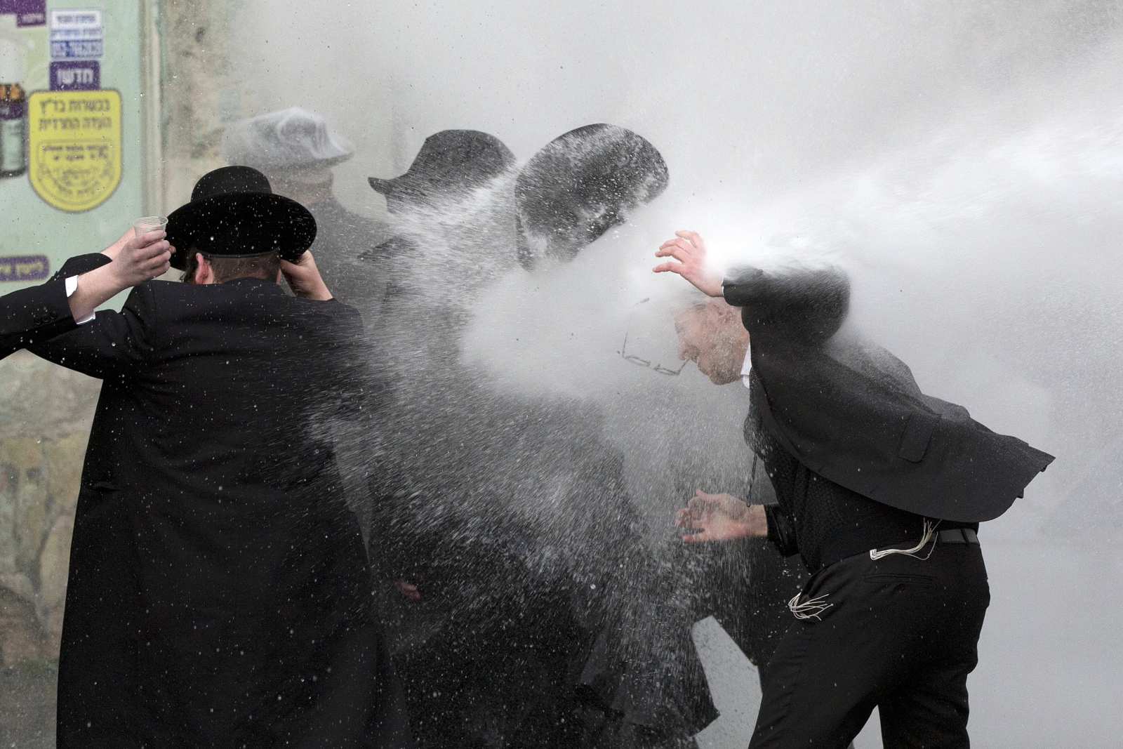 Izraelska policja powstrzymuje demonstrację ortodoksyjnych Żydów, którzy protestowali przeciwko reklutowania do armii. Fot. PAP/EPA/ABIR SULTAN