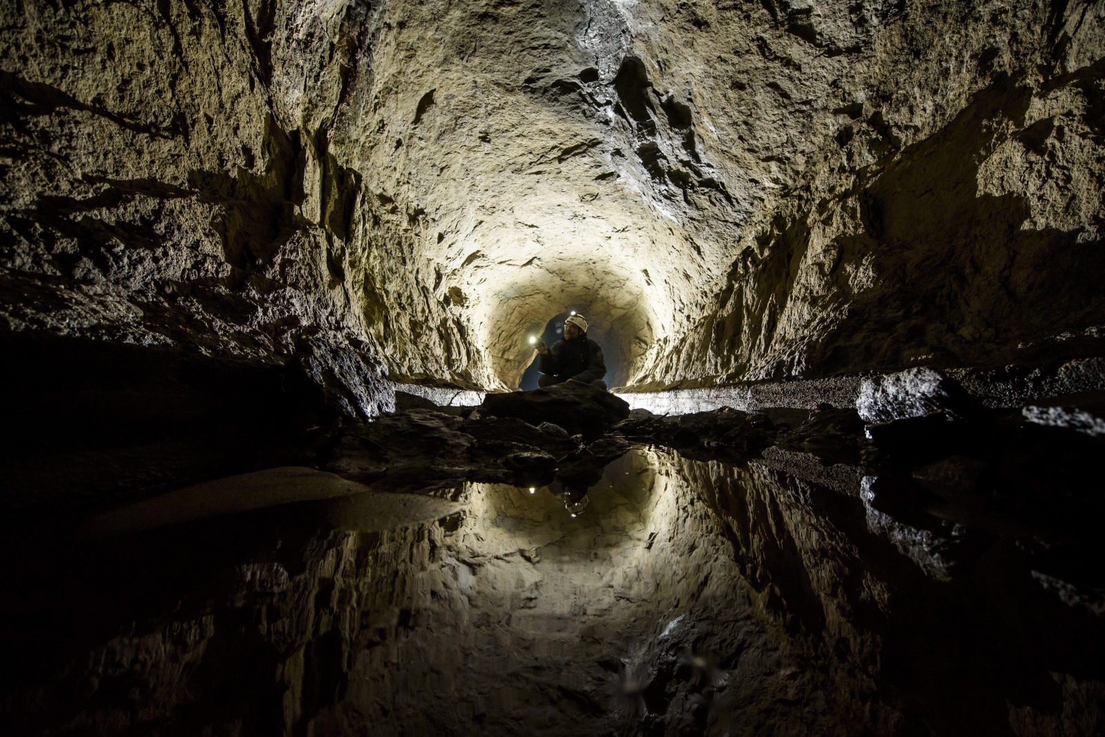 Węgierska geolog z Geoparku Novohrad-Nograd, pierwszego na świecie transgranicznego geoparku Węgier i Słowacji, bada ścianę tunelu prowadzącego do jeziora chłodzącego dawną elektrociepłownię w Salgotarjan, 109 km na północny wschód od Budapesztu, Węgry.