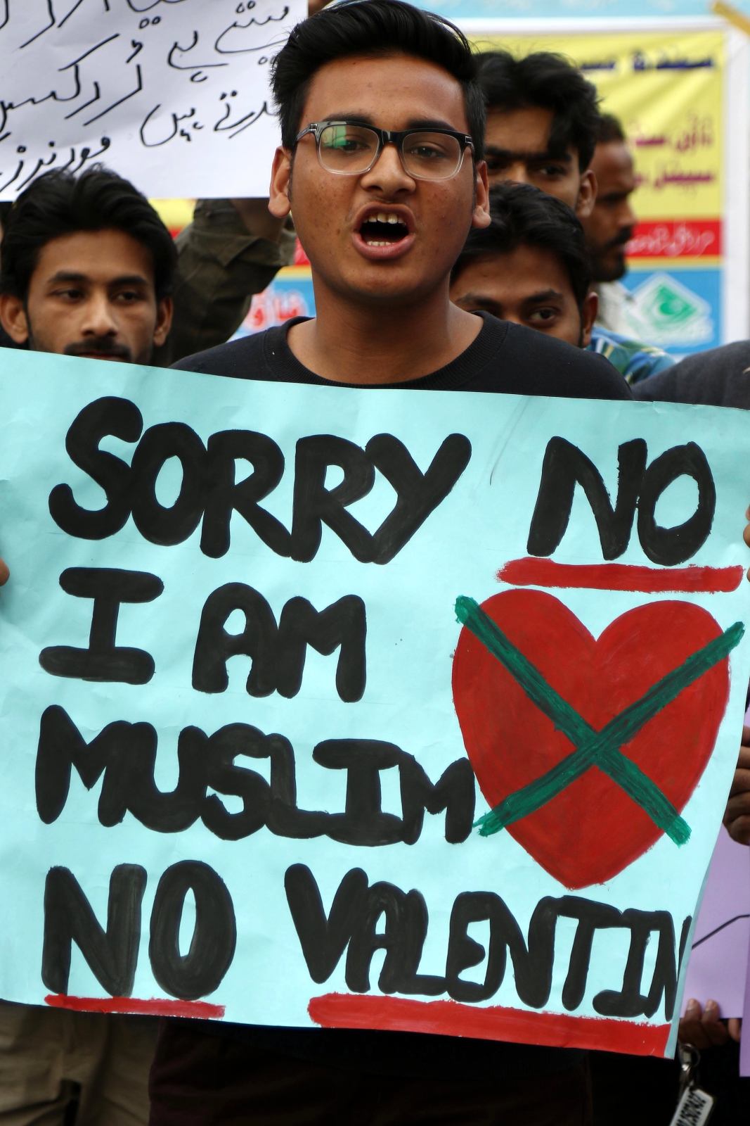 Ludzie skandują okrzyki podczas manifestacji przeciwko Dniu Walentynek. Jest on uznawany za nie-islamski. Karachi, Pakistan.