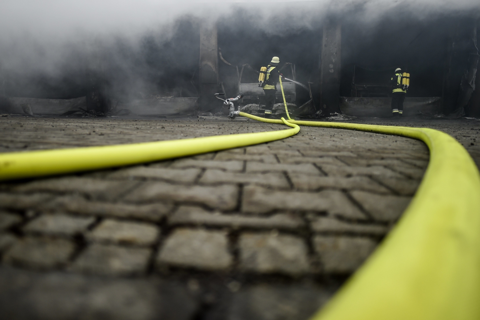 Strażacy gaszą spalony samochó w Bad Wiessee, południowe Niemcy.
