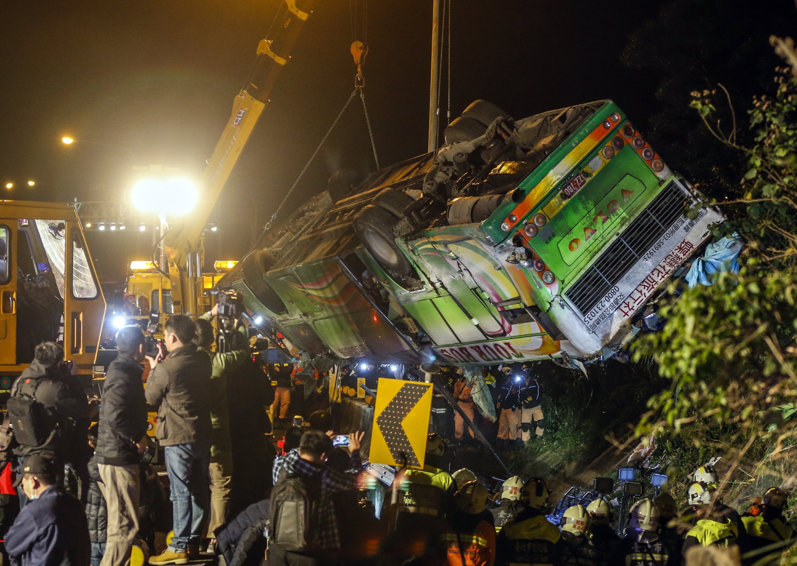 Wypadek autobusu na trasie do Tajpej. W jego wyniku śmierć poniosły co najmniej 32 osoby.