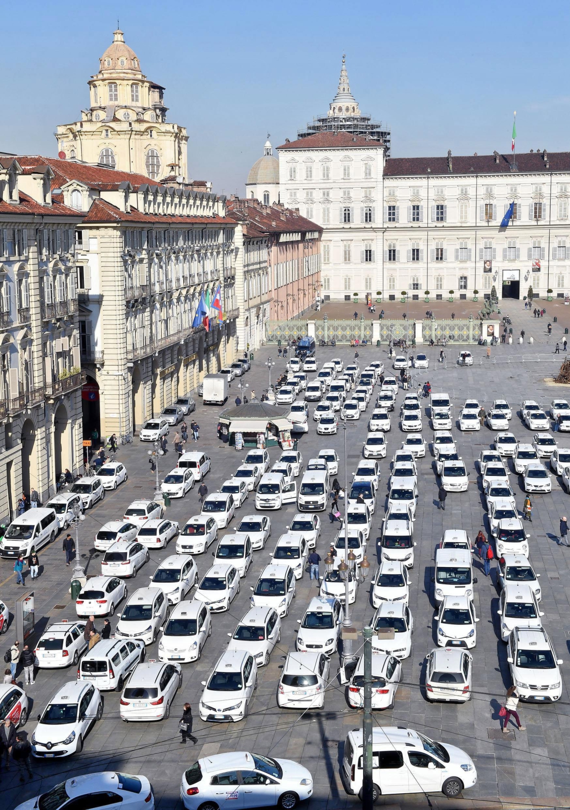 Włochy: protest taksówkarzy przeciwko Fot. PAP/EPA/Alessandro Di Marco